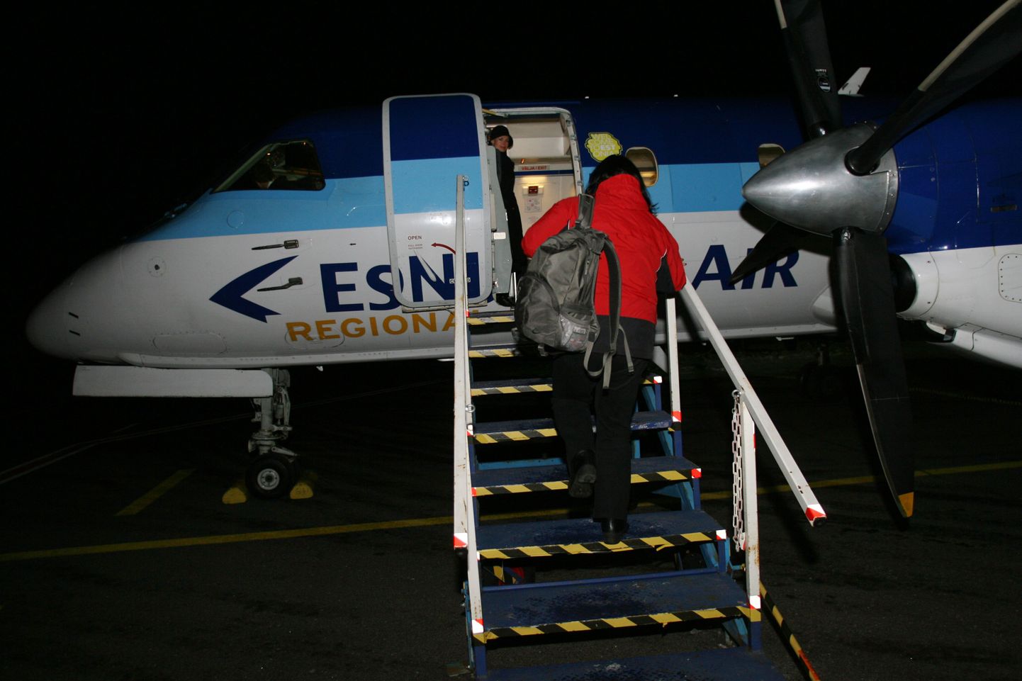 Avati Tartu-Tallinna lennuliin. Reisijad suunduvad lennukile.