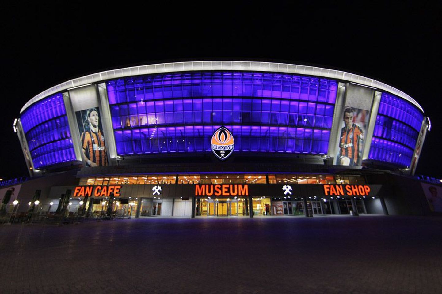 Eile õhtul mängisid Donbass Arenal Meistrite liiga veerandfinaali Donetski Šahtjor ja FC Barcelona. Järgmisel suvel peetakse seal juba EM-finaalturniiri kohtumisi.