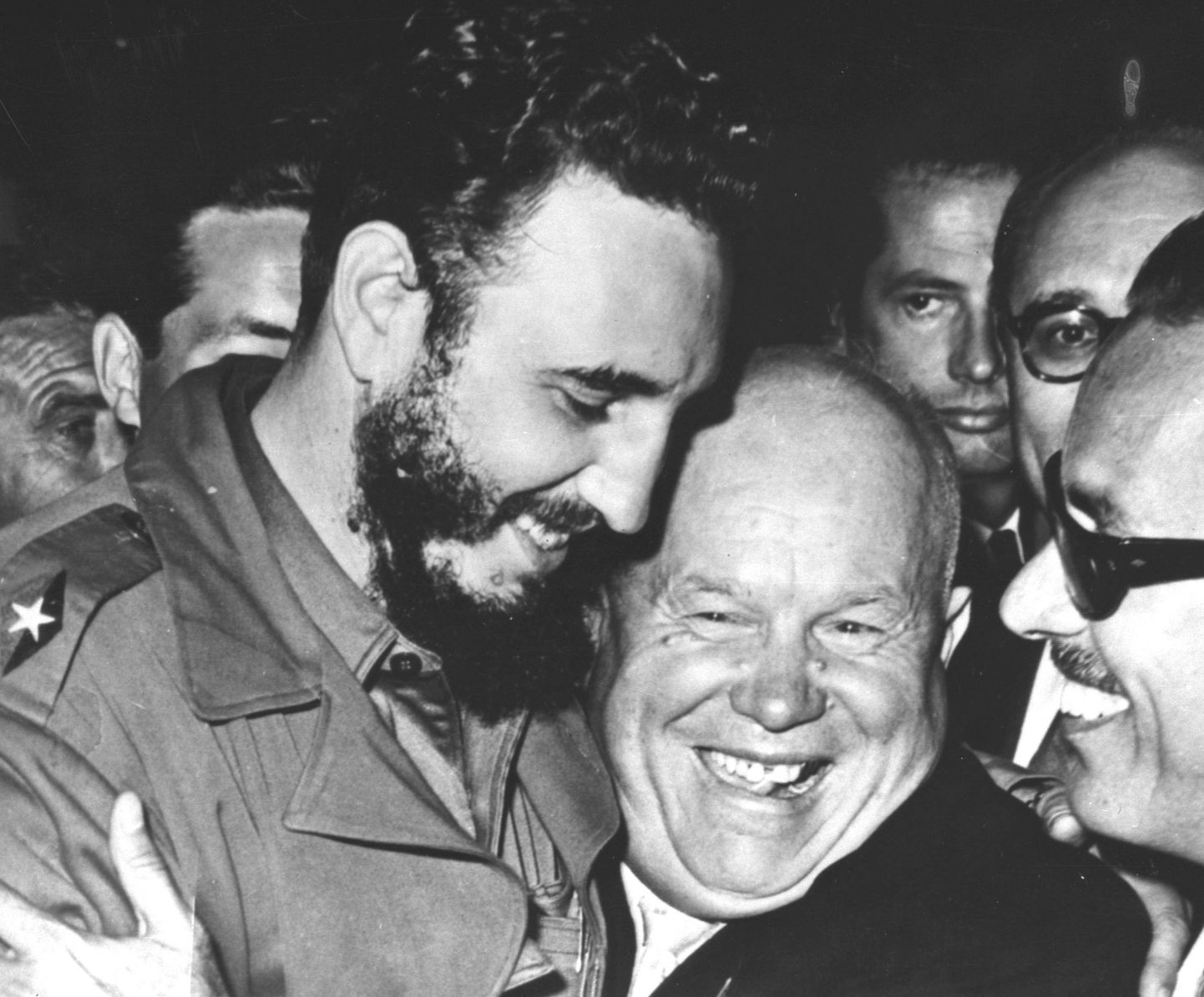Фидель Кастро обнимается с Никитой Хрущевым на Генеральной Ассамблее ООН.