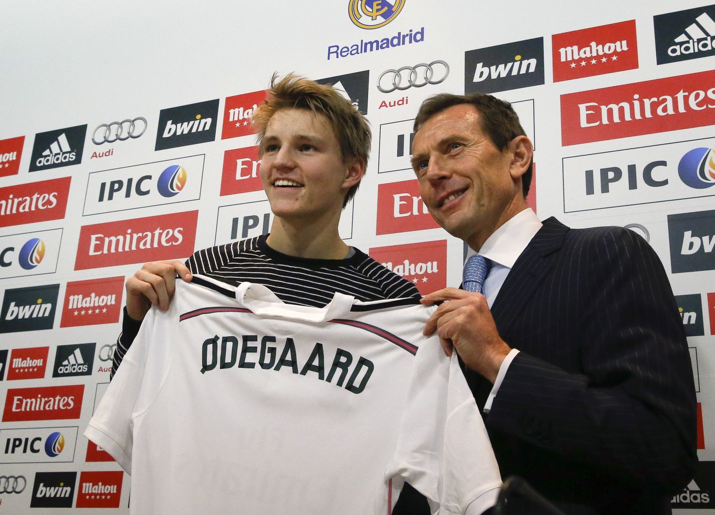Martin Ødegaardi (vasakul) esitles Madridi Reali juhtkonda kuuluv endine mängumees Emilio Butragueno.