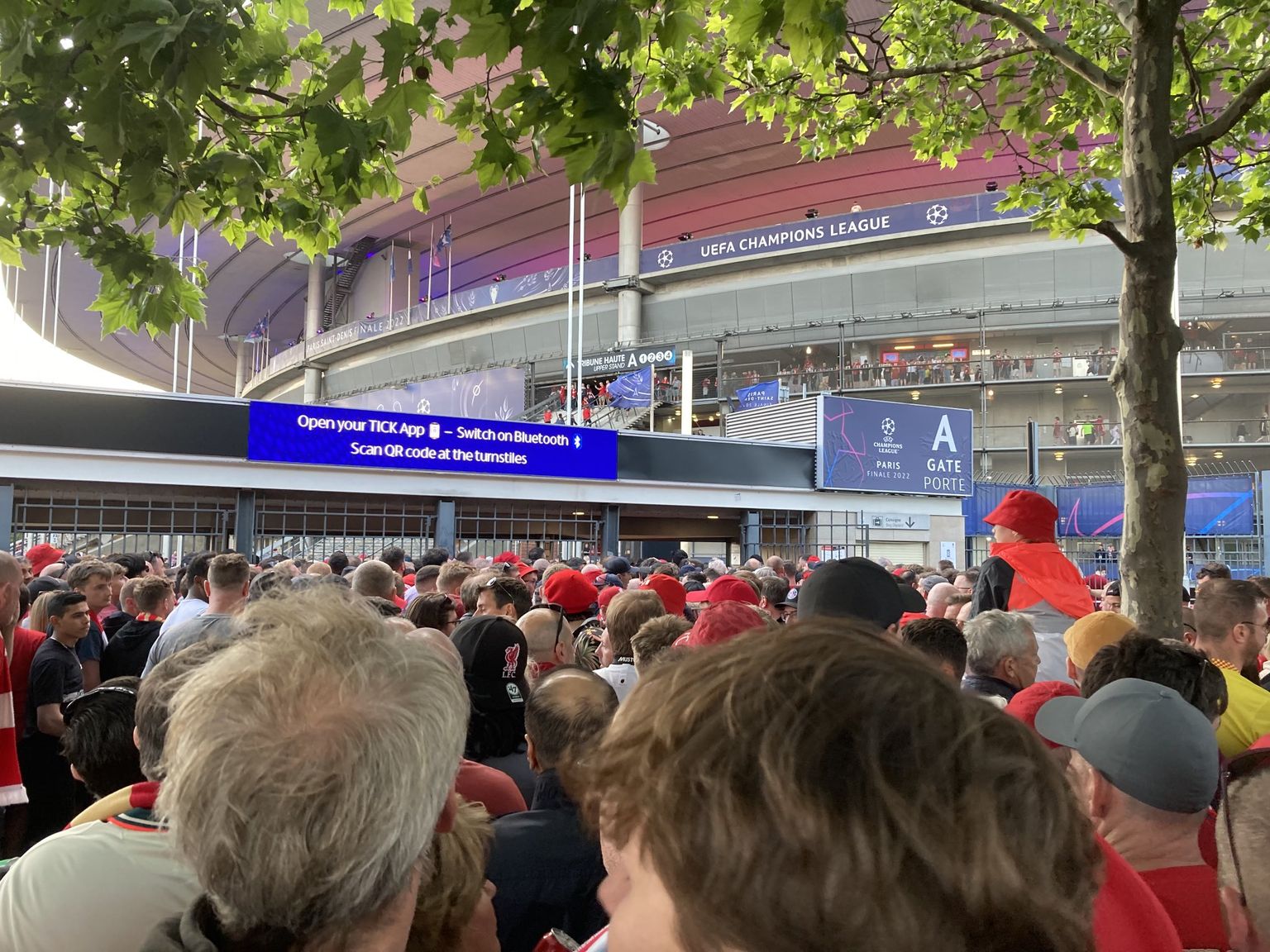 Järjekord Stade de France'i ees.