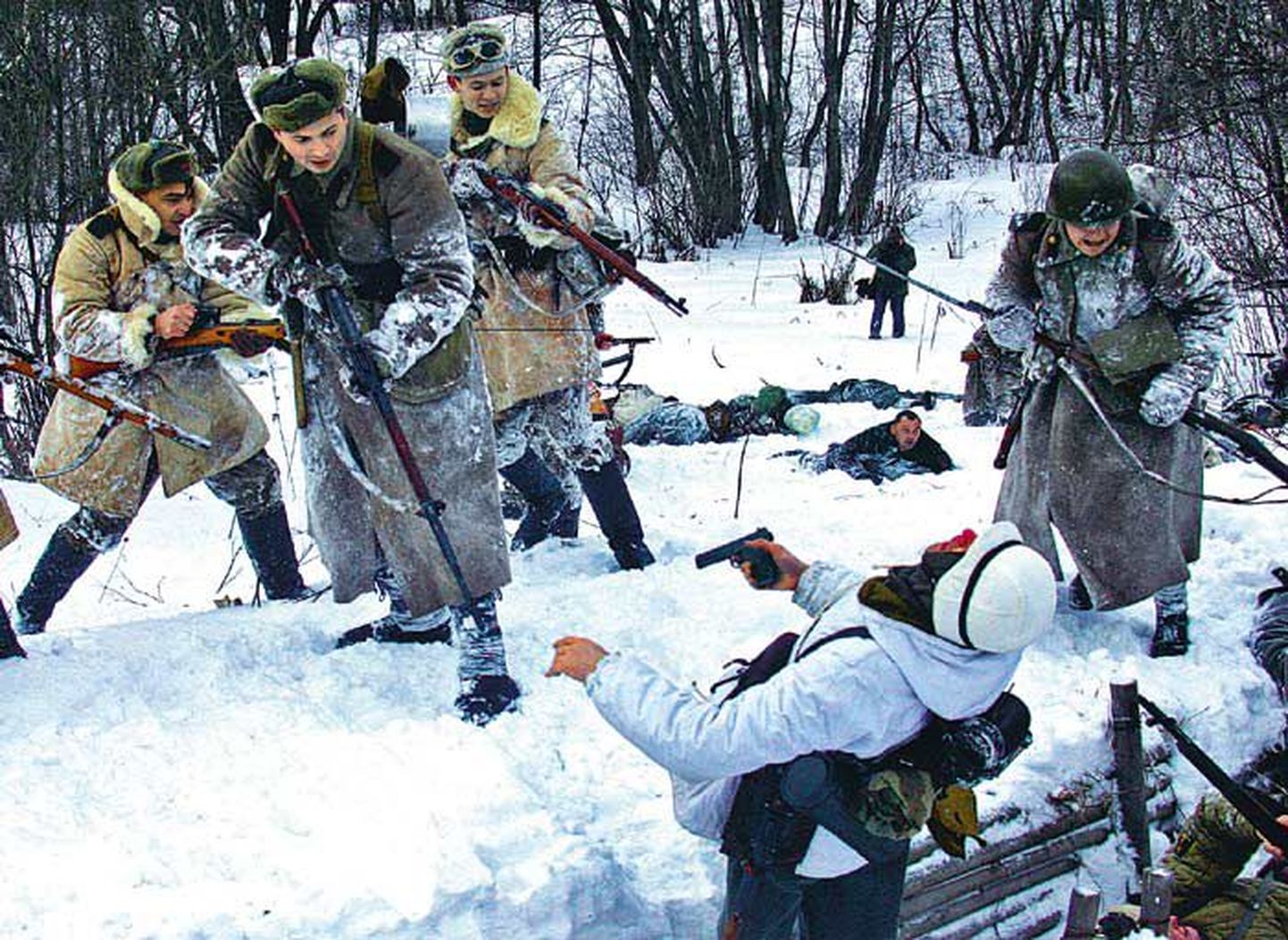 Teise ilmasõja aegsetes valgetes maskeerimisrõivastes Saksamaa ja Punaarmee sõdurite jäljendajad etendasid jaanuari lõpus Peterburi lähedal näiliselt verist lahingut, tähistamaks 62 aasta möödumist sakslaste blokaadi murdmisest tolleaegse Leningradi all.
