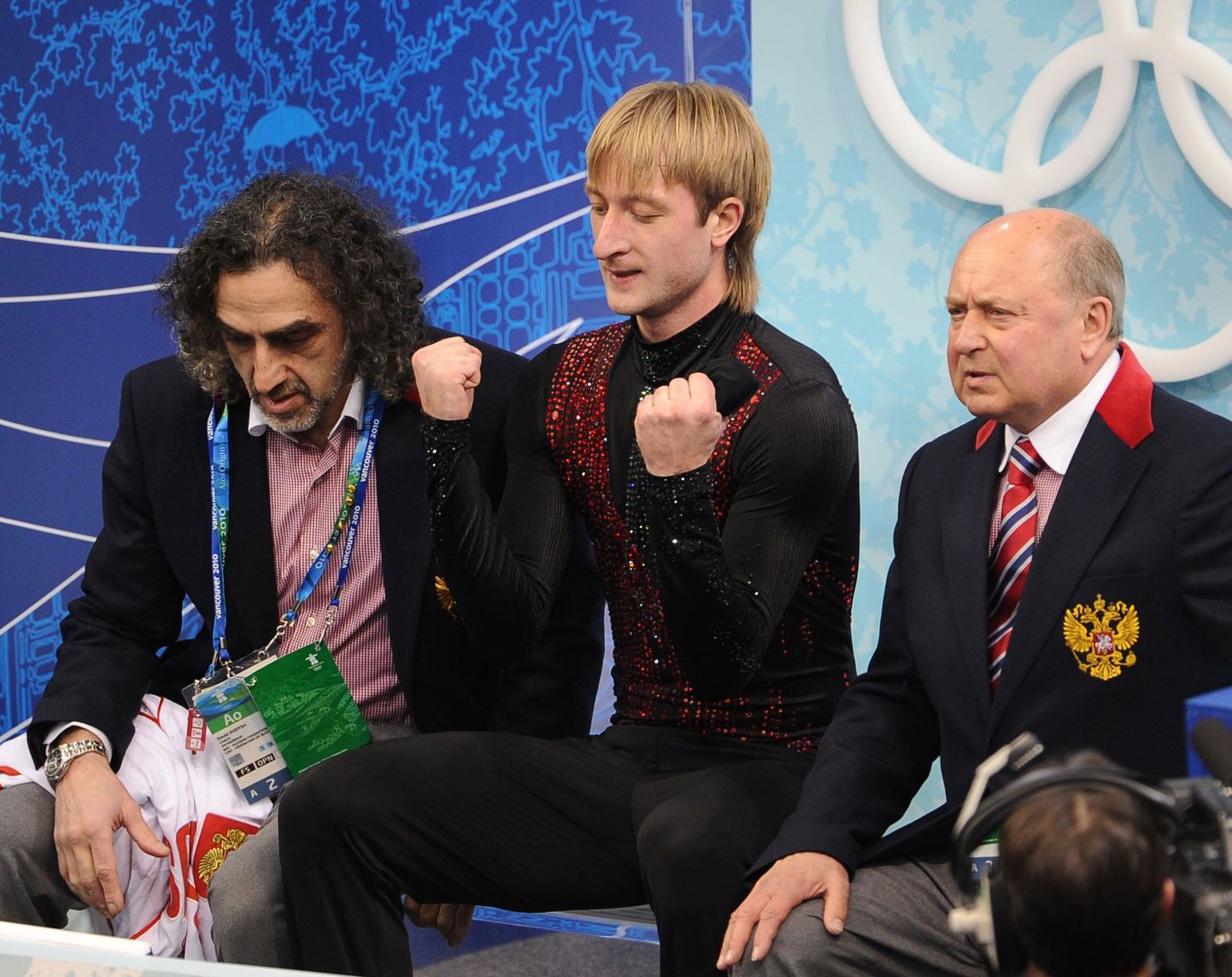Jevgeni Pljuštšenko (keskel), tema treener Aleksei Mišin (paremal) ja koreograaf David Avdish on punkte nähes hämmingus.