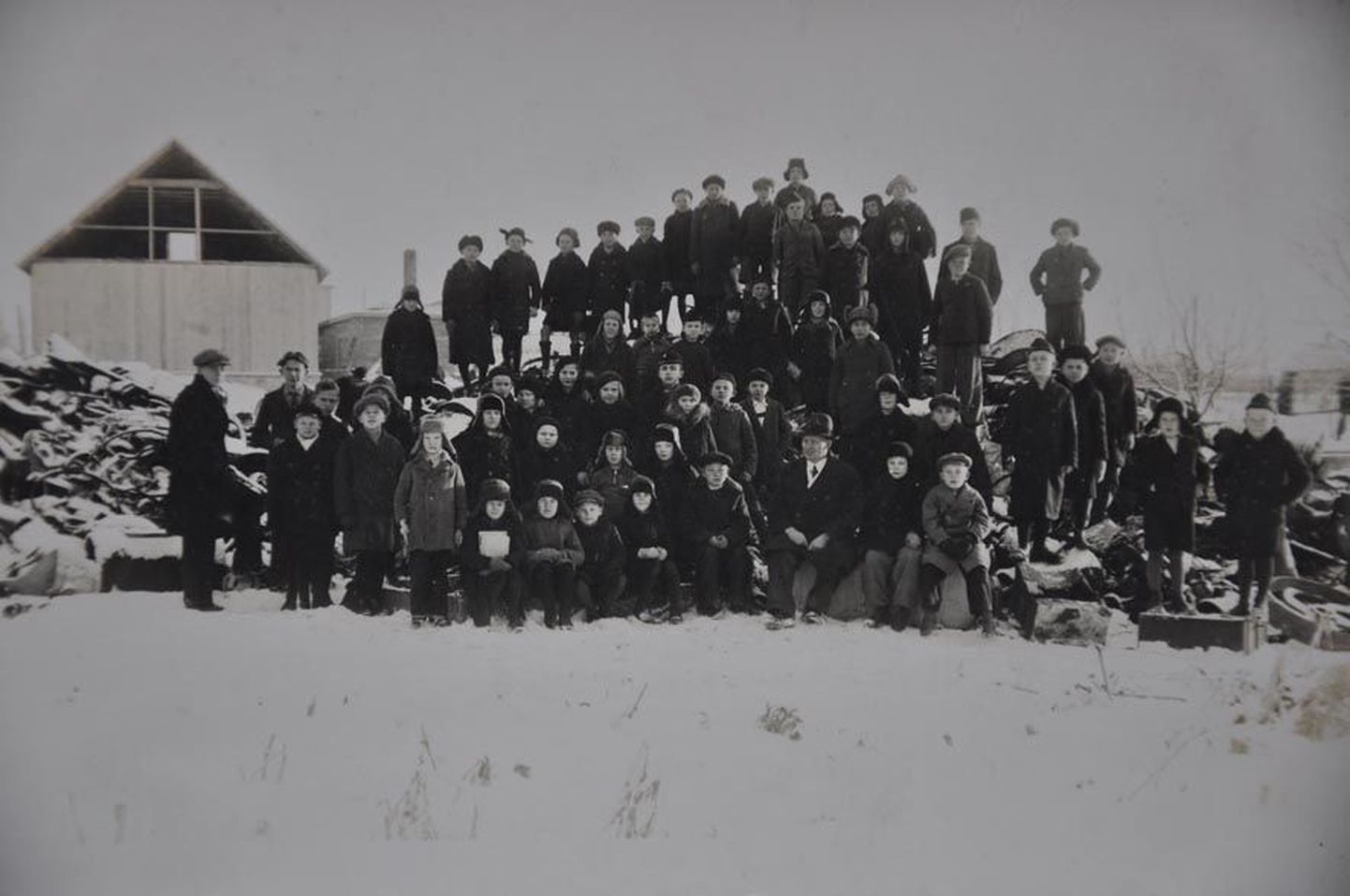 See foto on tehtud Türi õpilastest, kes korjasid igalt poolt kokku kasutult seisva vanaraua. Lõpuks tegid lapsed koos õpetajaga fotojäädvustuse rauahunniku otsas. 
U 1935