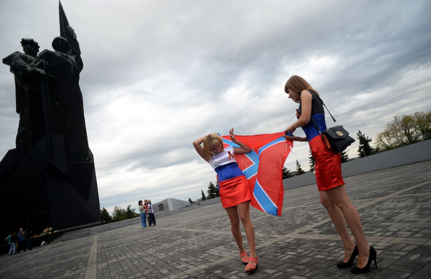 Vene-meelsete poolehoidjad olematu Novorossija lipuga Ida-Ukrainas Donetskis.