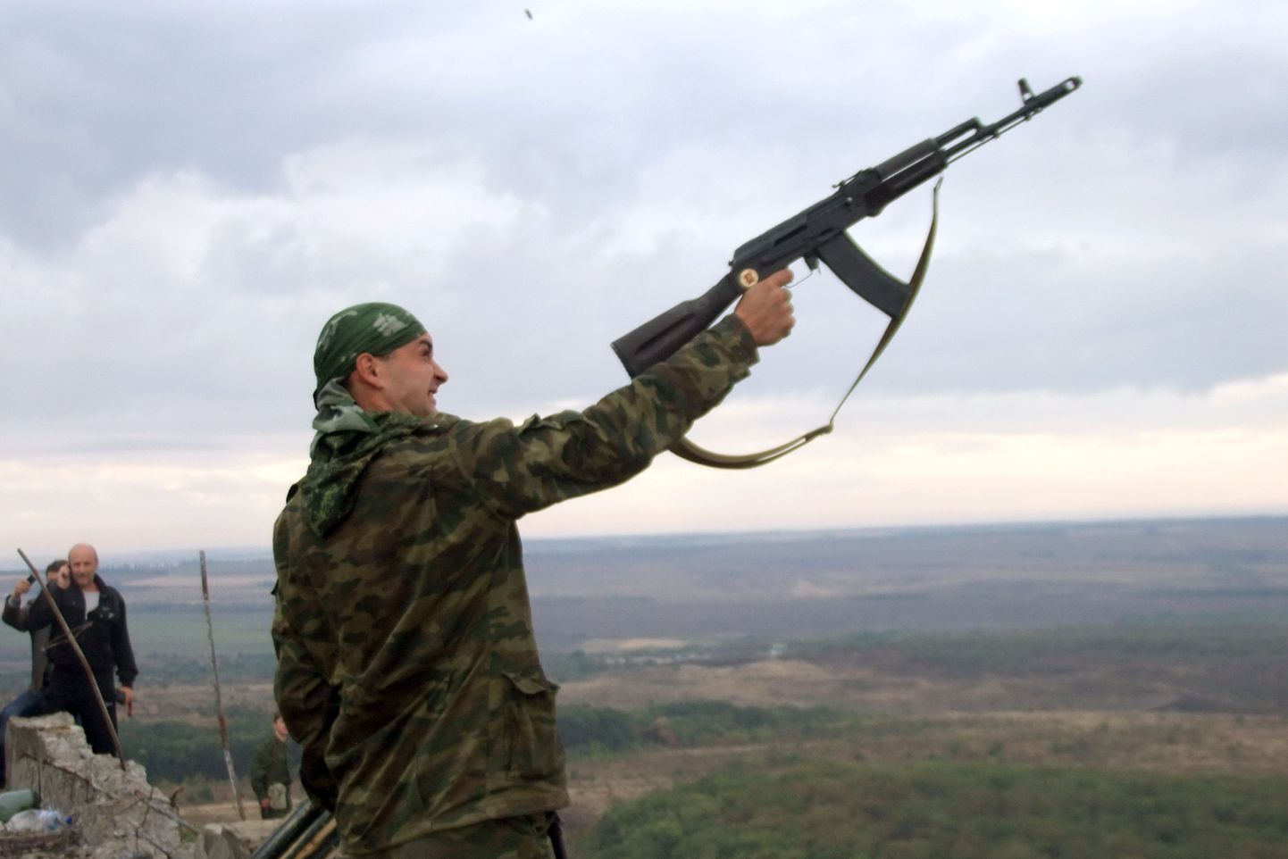 Donbassi separatist laseb aupauke langenud võitluskaaslase mälestamiseks.