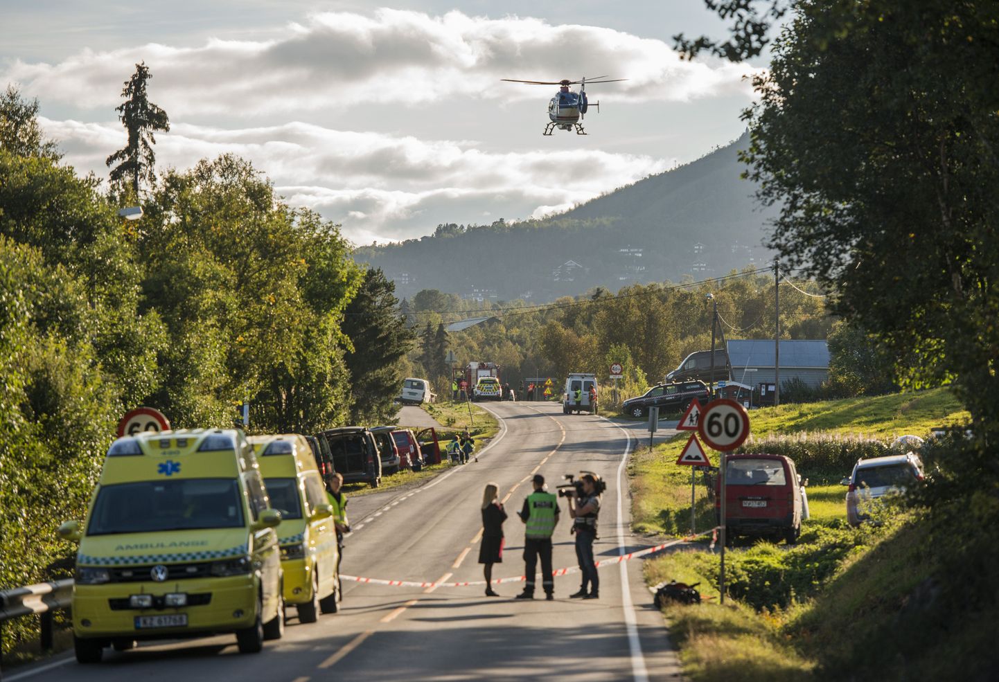 Päästetöötajad ja kiirabiautod õnnetuspiaga juures Geilos, mis jääb Oslost 250 kilomeetrit loodesse.