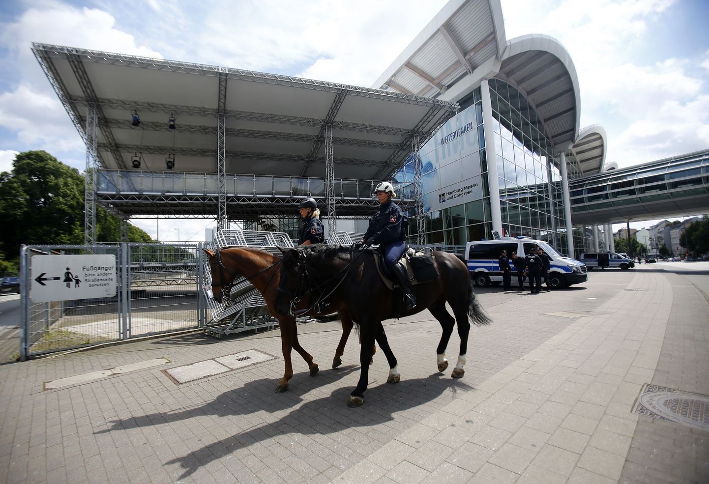 Ratsapolitseinikud patrullimas Hamburgi messikeskuse lähedal, kus täna ja homme leiab aset G20 tippkohtumine.