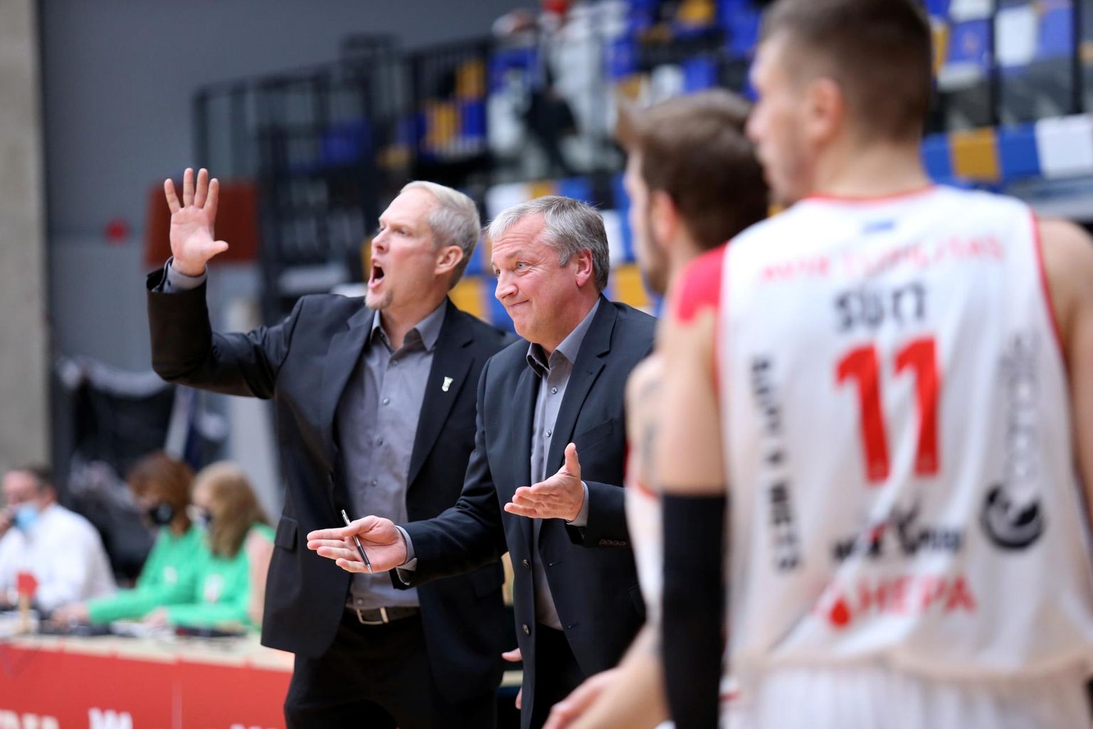 Kolmapäeval mängis Tartu Ülikool Maks & Mooritsa meeskond kodus nii võitlusliku mängu, et peatreener Toomas Kandimaa (vasakul) ja abitreener Tiit Sokk (paremal) ei suutnud emotsioone tagasi hoida.