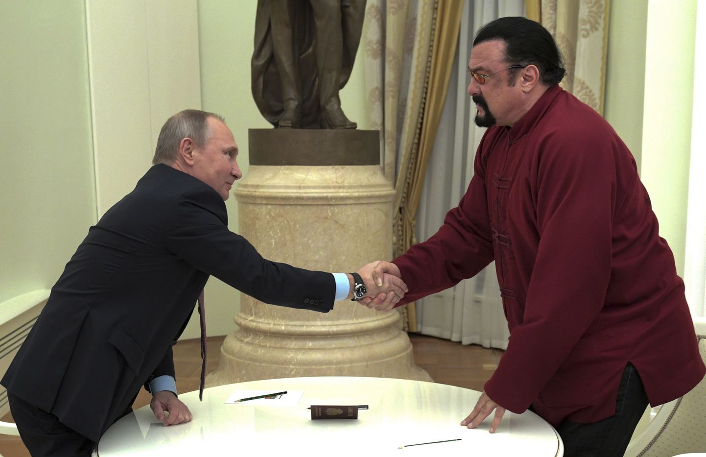 Venemaa president Vladimir Putin ja Steven Seagal eile Moskvas.