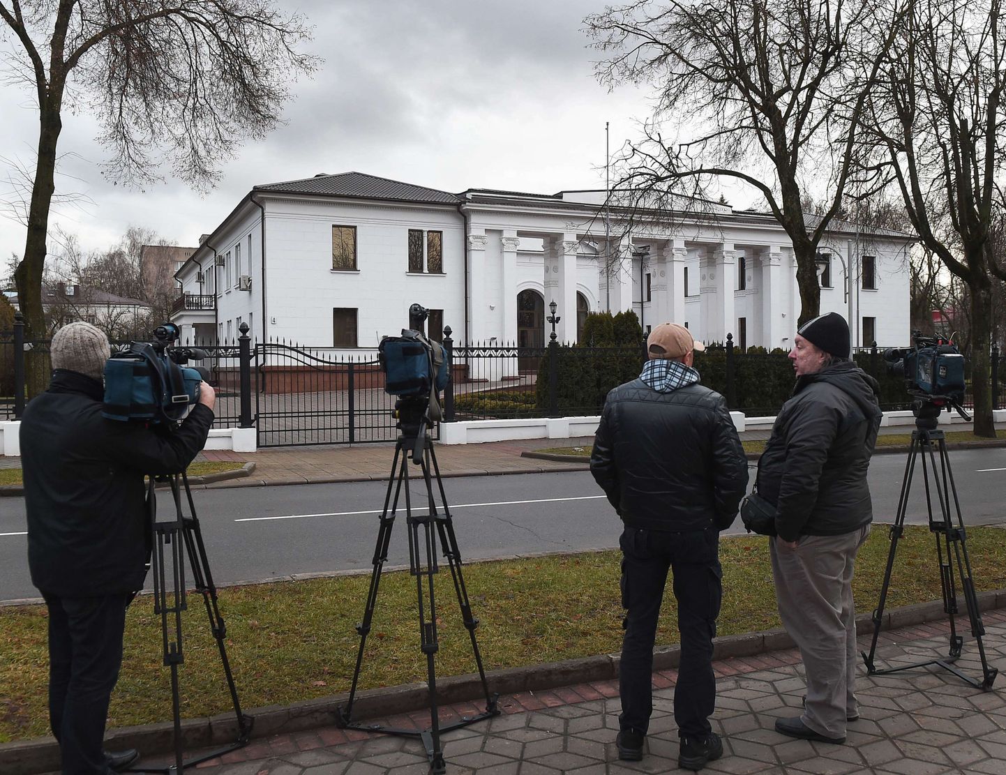 Fotograafid Minskis presidendiresidentsi ees, kus toimuvad kolmepoolsed läbirääkimised.
