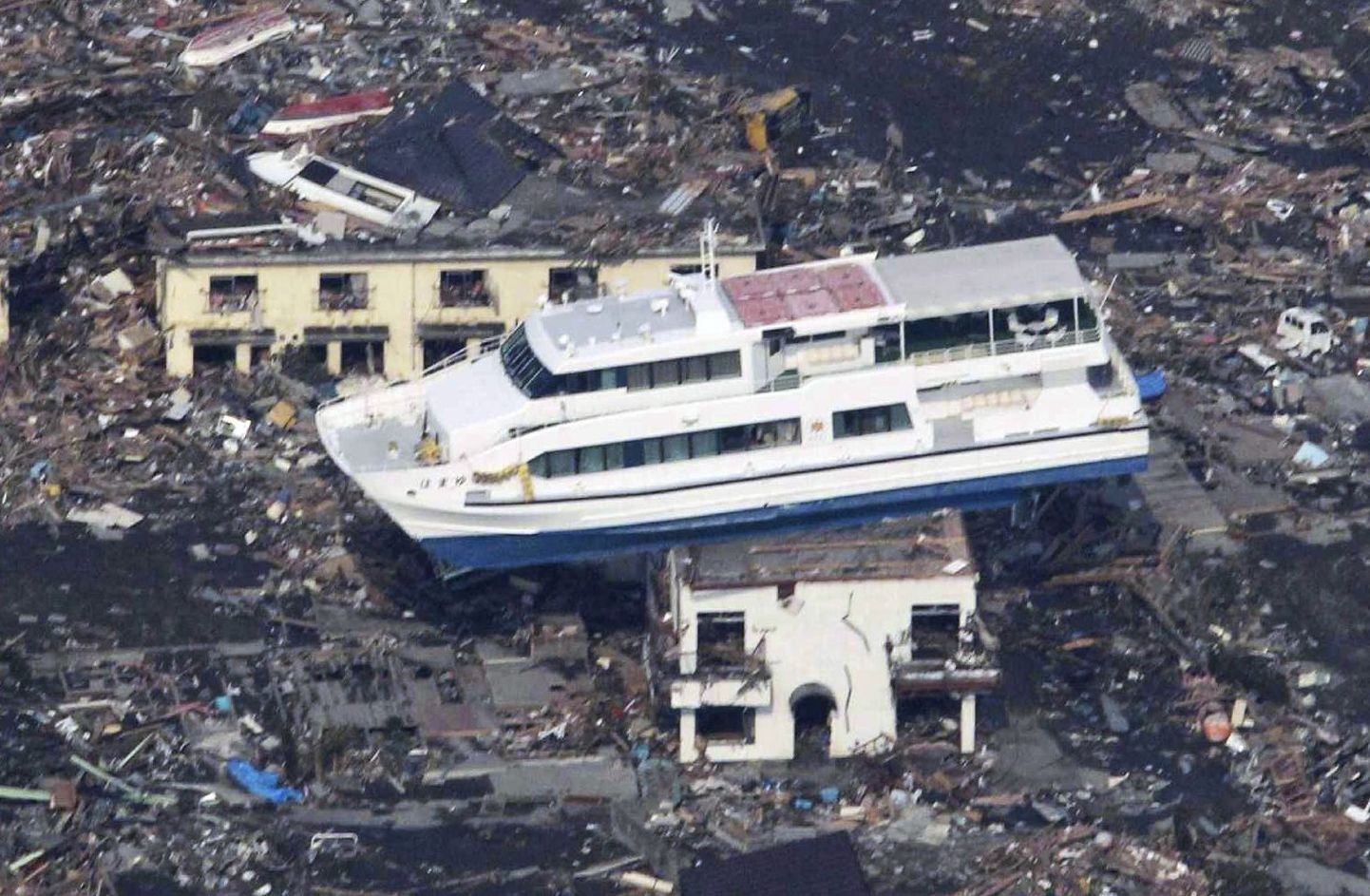 Tsunami paiskas laeva maja katusele
