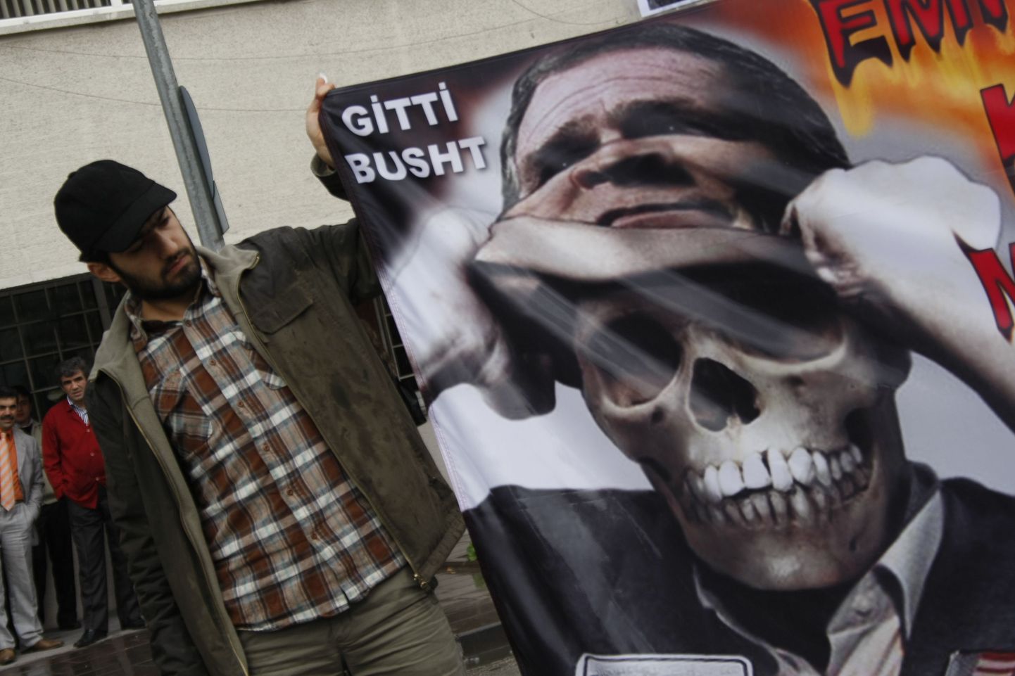 Meeleavaldaja Ankaras täna USA eelmist presidenti George W. Bushi kujutava plakatiga.