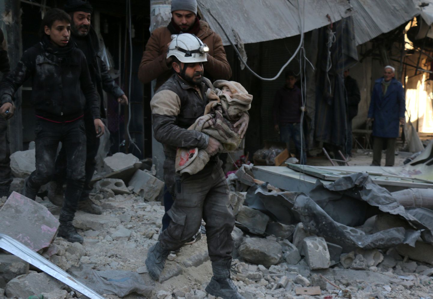 Сирийский спасатель в городе Дейр-эз-Зор.
