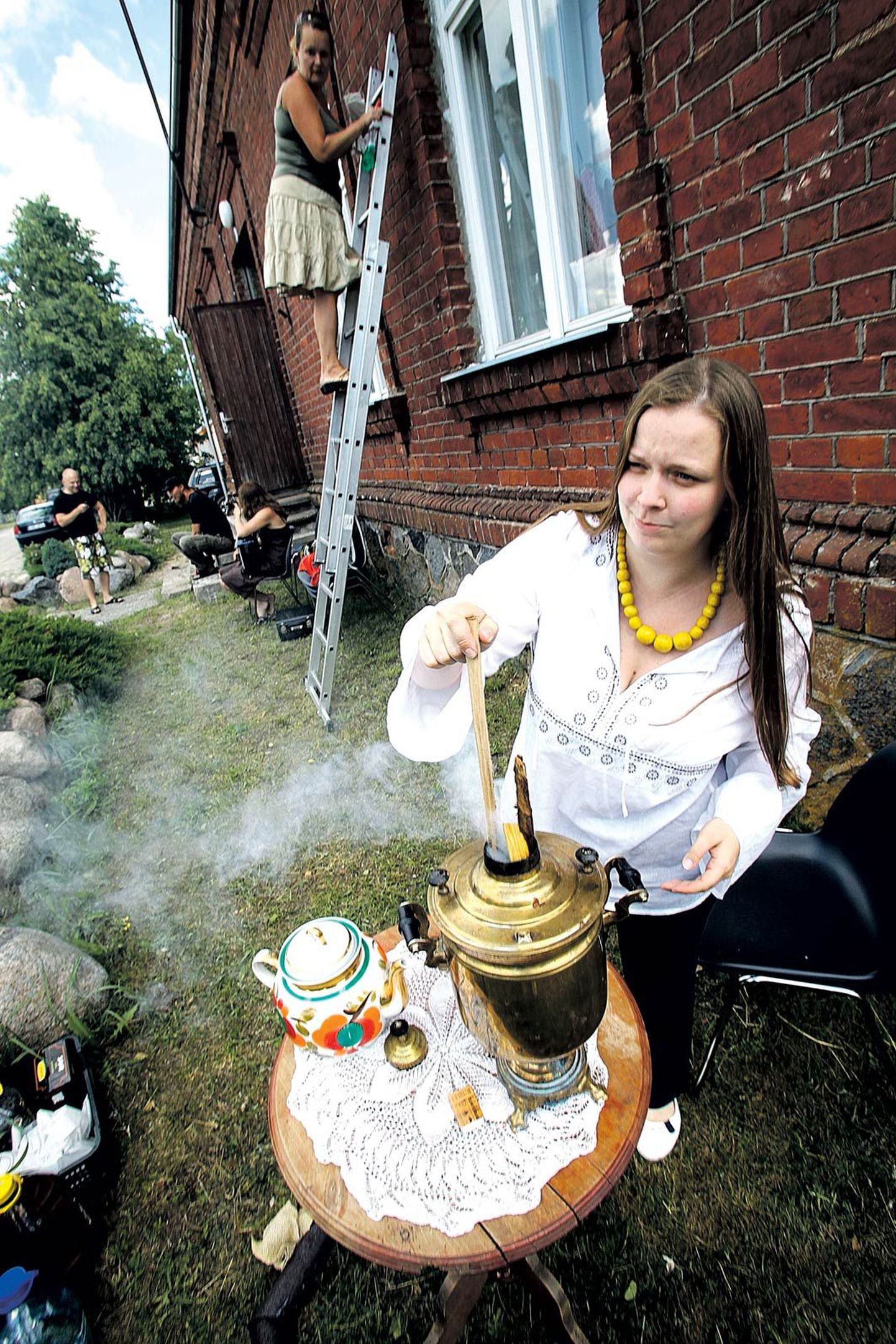 Käbid ajavad küll palju tossu, kuid kütavad samovari kiirelt kuumaks, õpetas Tiina Jurjeva, kelle peres tehakse samovariga peaaegu iga nädal teed.