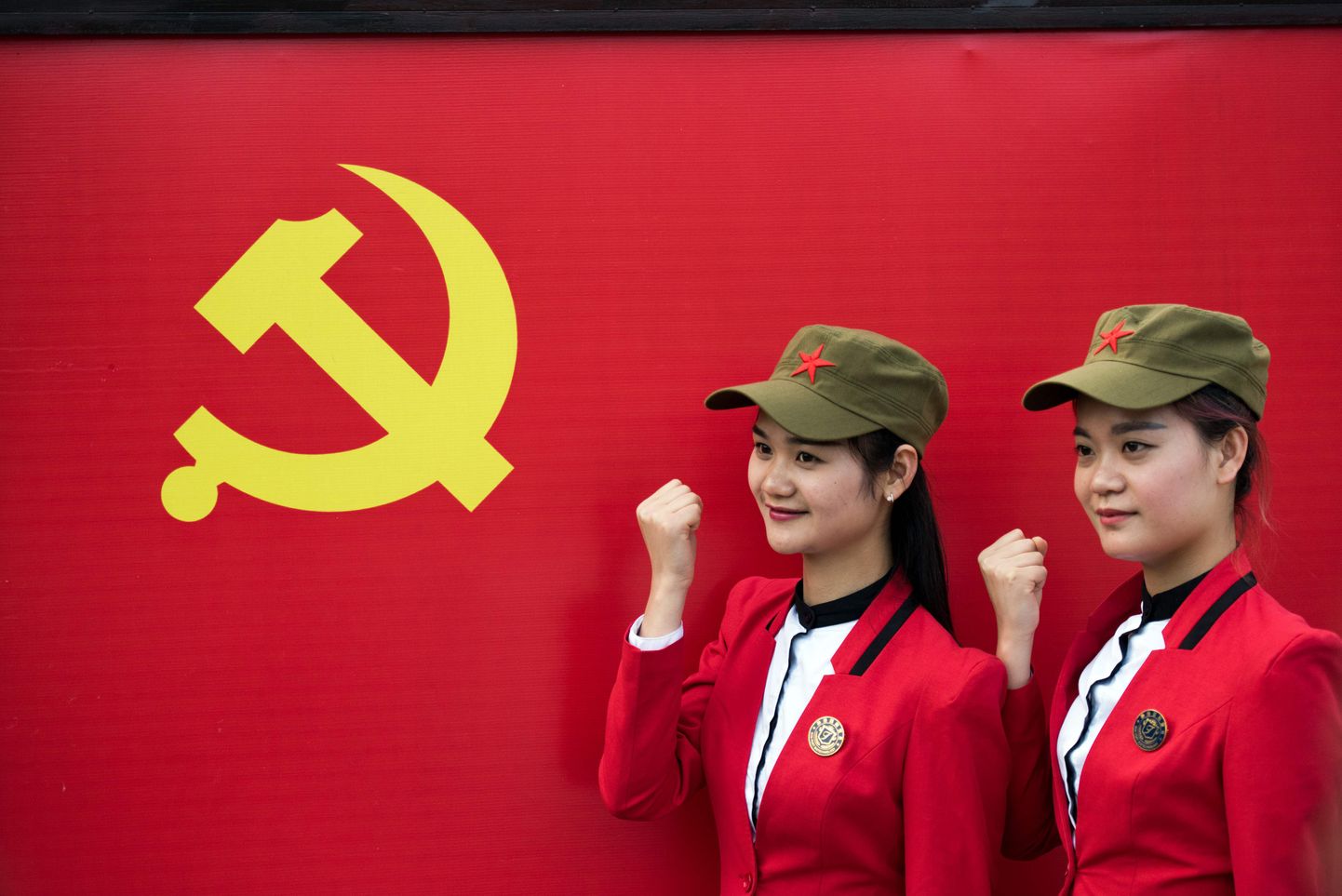 Hiina siseturistid Mao Zedongi kodulinnas Shaoshanis poseerimas.