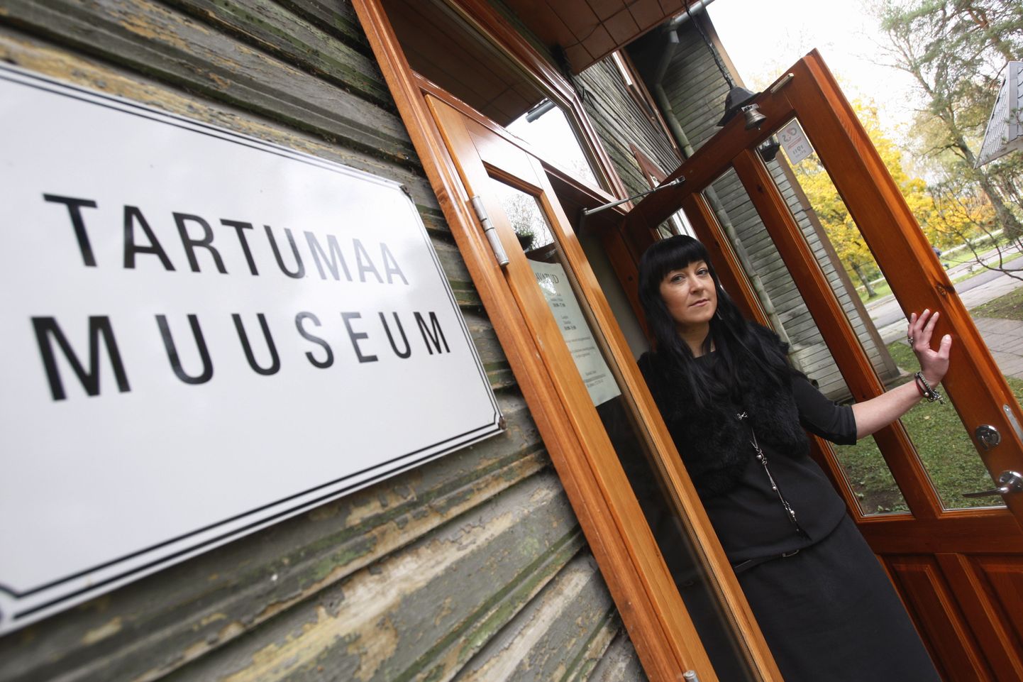 Tartumaa muuseum lõpetab 31. jaanuarist 2013 tegevuse. Pildil muuseumi direktor Kadri Kivari muuseumi uksel.