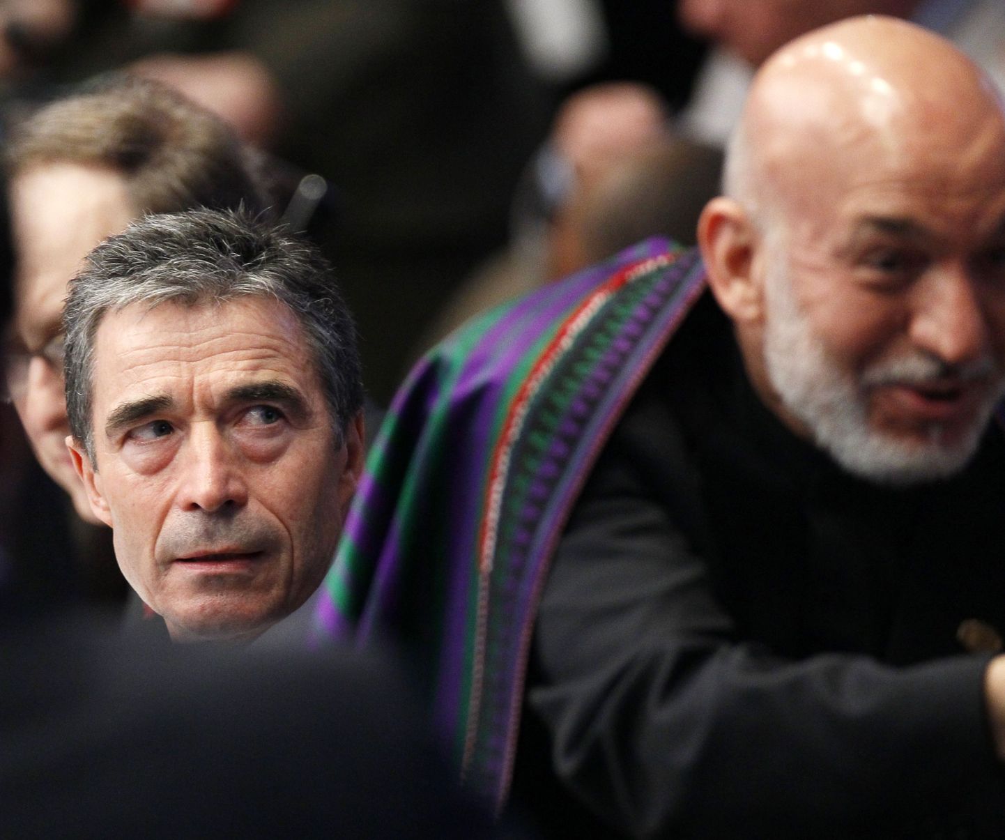 NATO peasekretär Anders Fogh Rasmussen (vasakul) ütles, et samal aastal, kui alliansi väed Afganistanist lahkuvad, saab otsa ka president Hamid Karzai (paremal) ametiaeg.