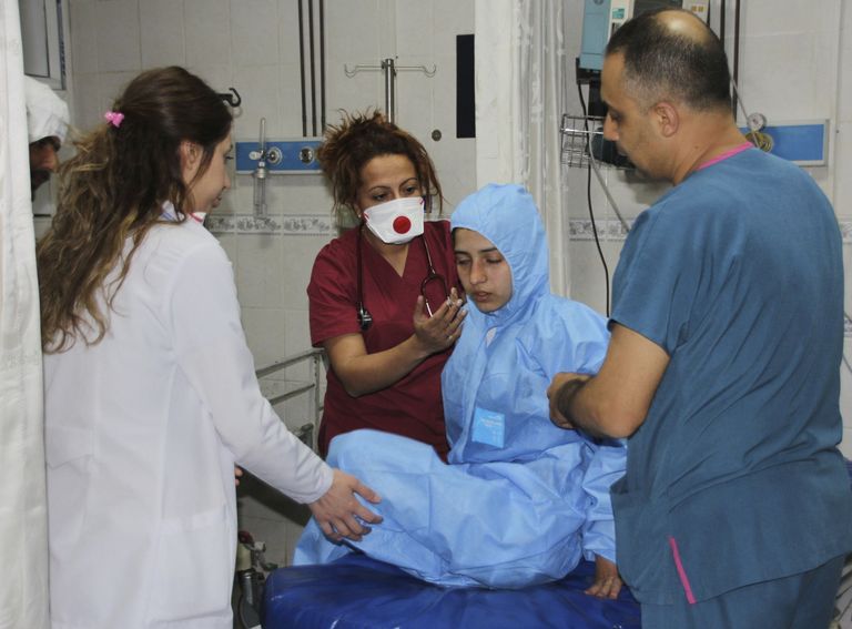 Türgi meedikud aitamas Süüria keemiarünnakus vigastada saanud inimest / AP/Scanpix