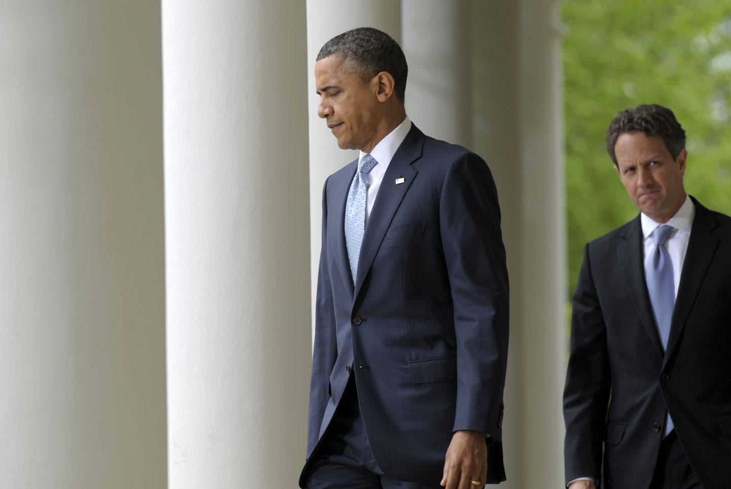 President Barack Obama ja rahandusminister Timothy Geithner Valge Maja Roosiaias 17. aprillil.