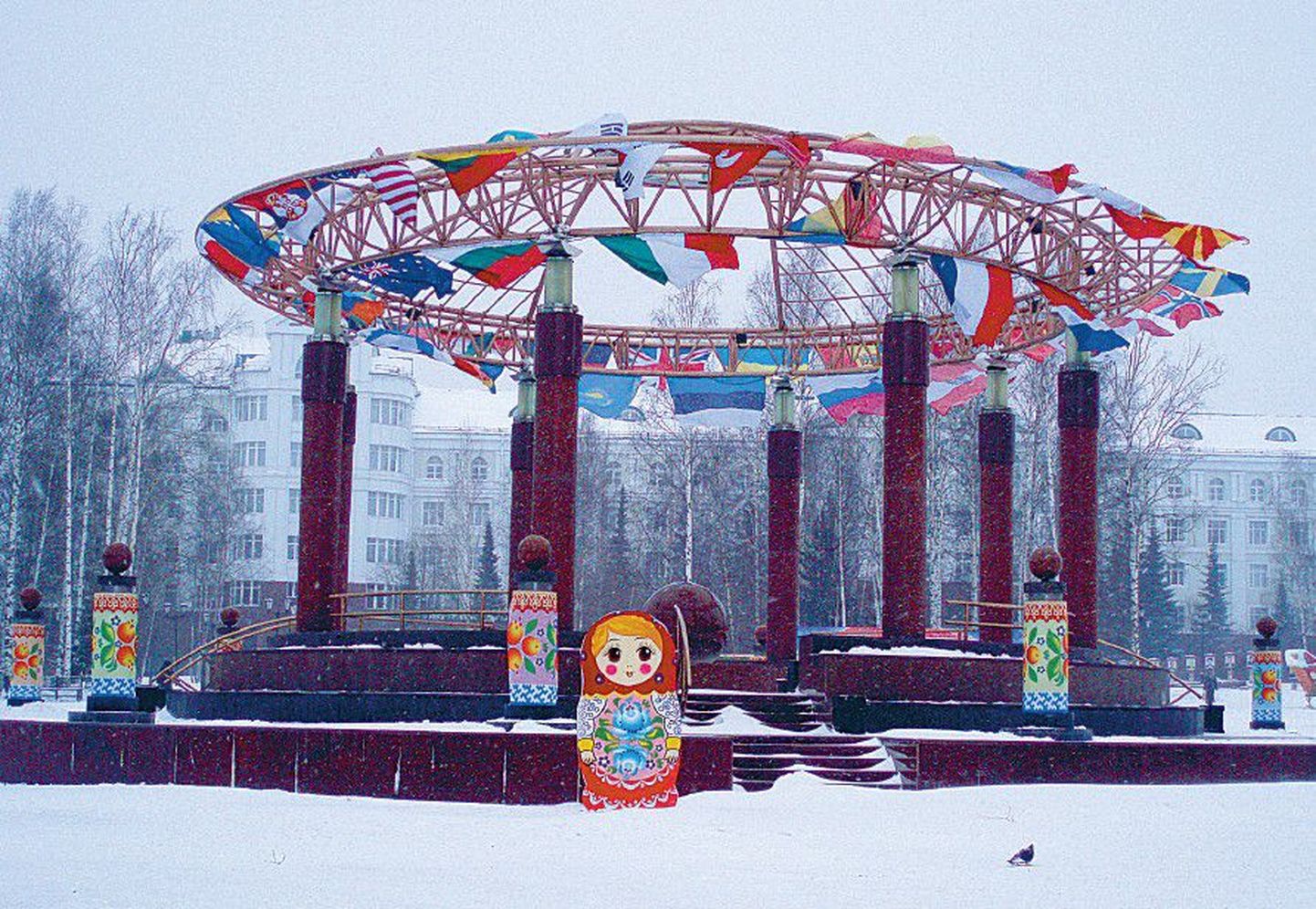 На главной площади Ханты-Мансийска гордо развевались флаги стран-участниц чемпионата мира. Разумеется, не обошлось и без матрешки.