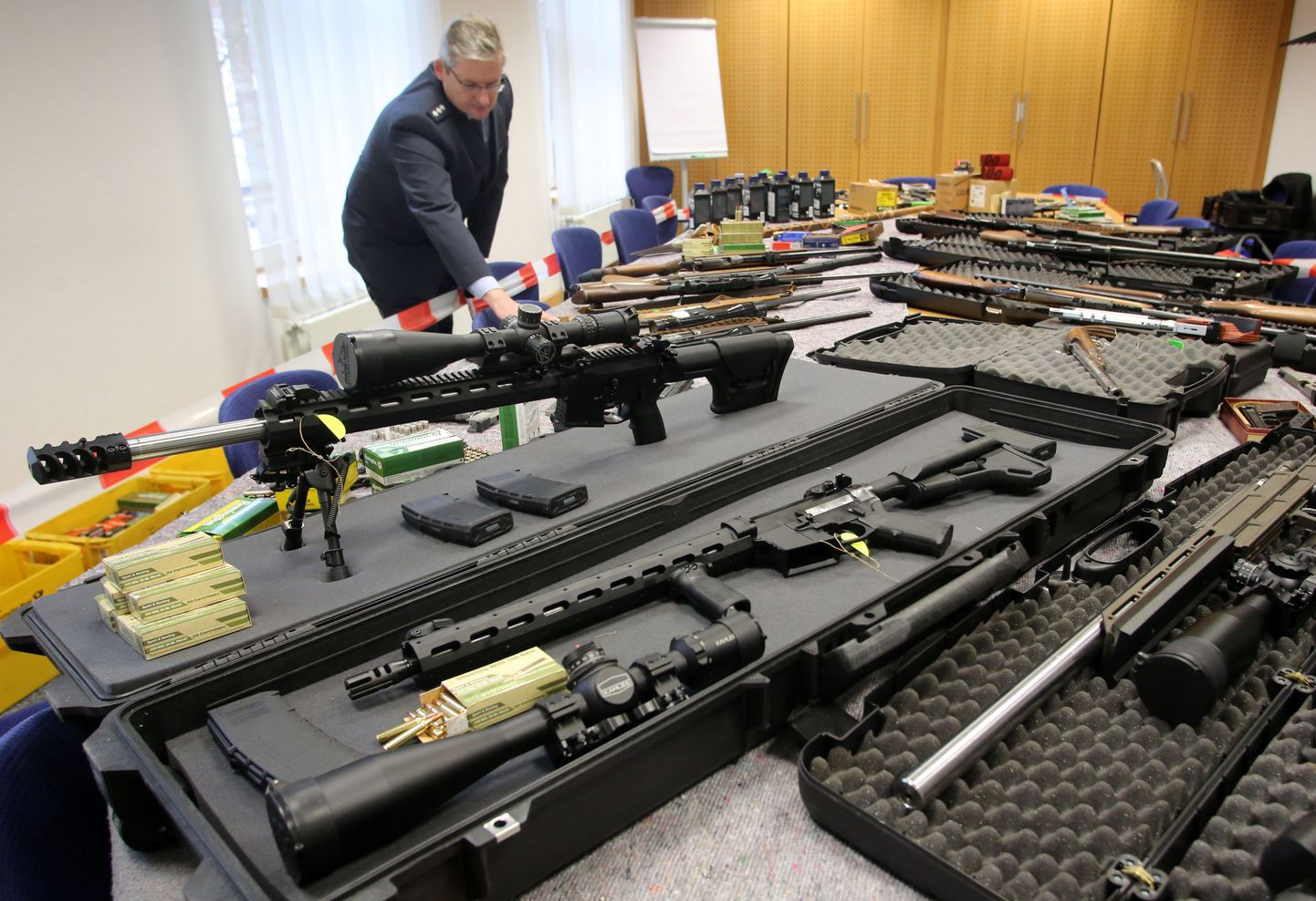 Reichsbuergeri liikmetelt novembris korraldatud reidi käigus konfiskeeritud relvad.