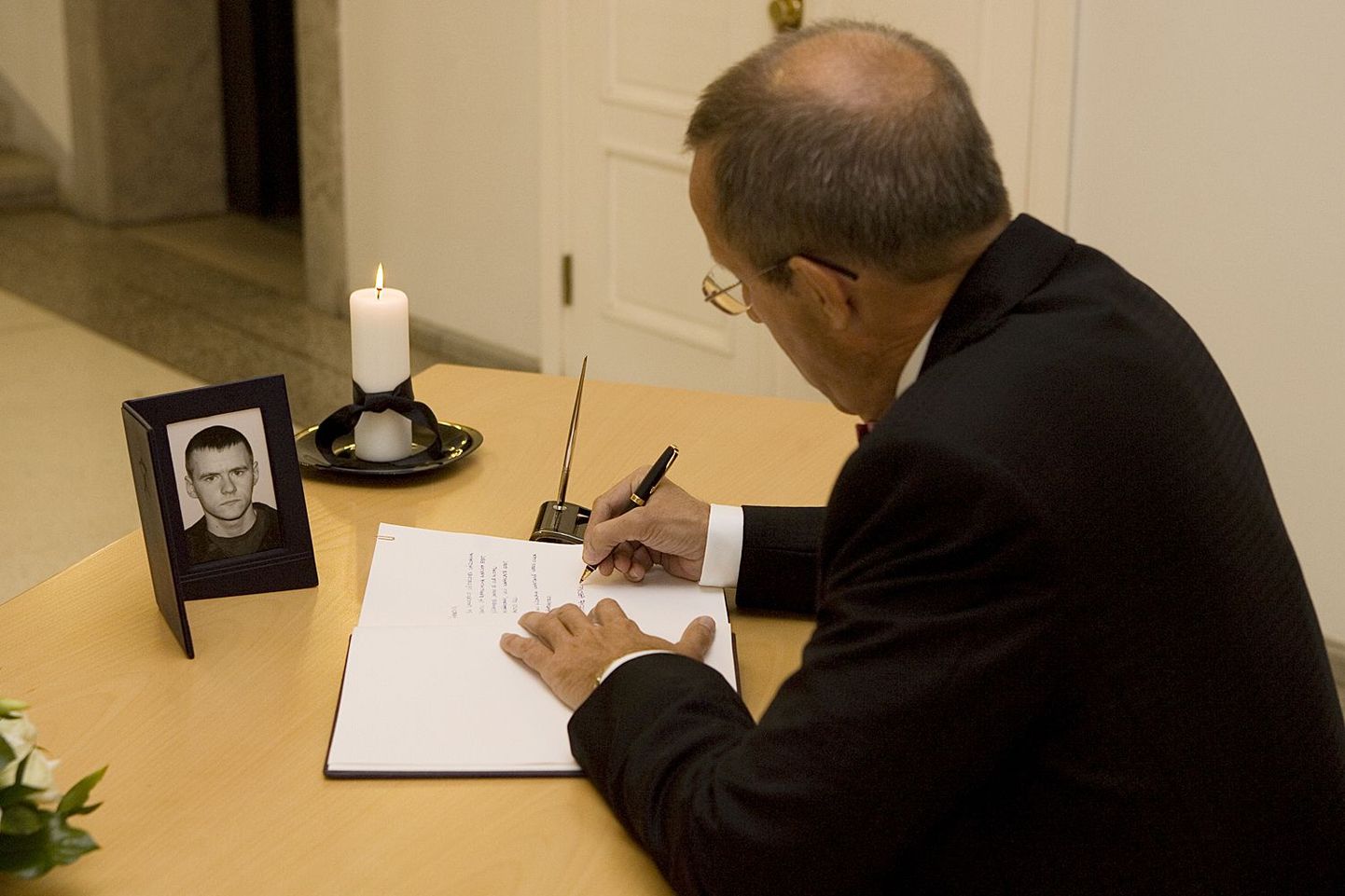 President Toomas Hendrik Ilves tegemas sissekannet Herdis Sikka kaastundeavalduste raamatusse.