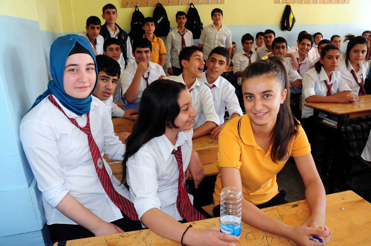 Konservatiivset pearätti eelistav türgi koolitüdruk klassikaaslastega.