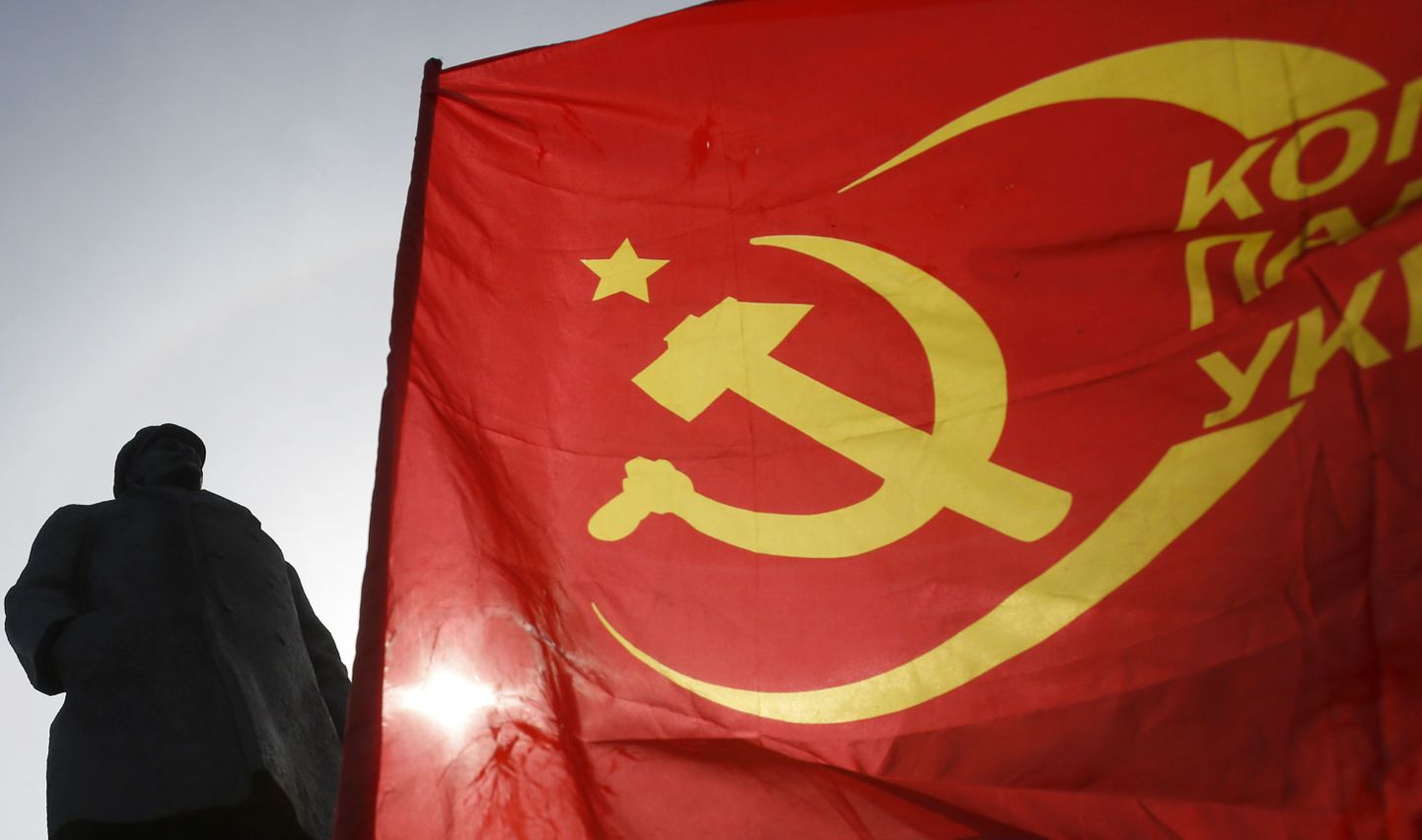 Kommunistide lipp Lenini kuju kõrval lehvimas