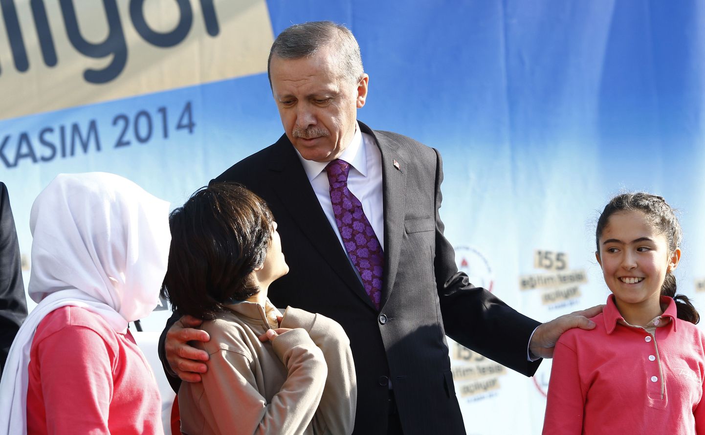 Türgi president Recep Tayyip Erdoğan pealinnas Ankaras kooli külastamas.