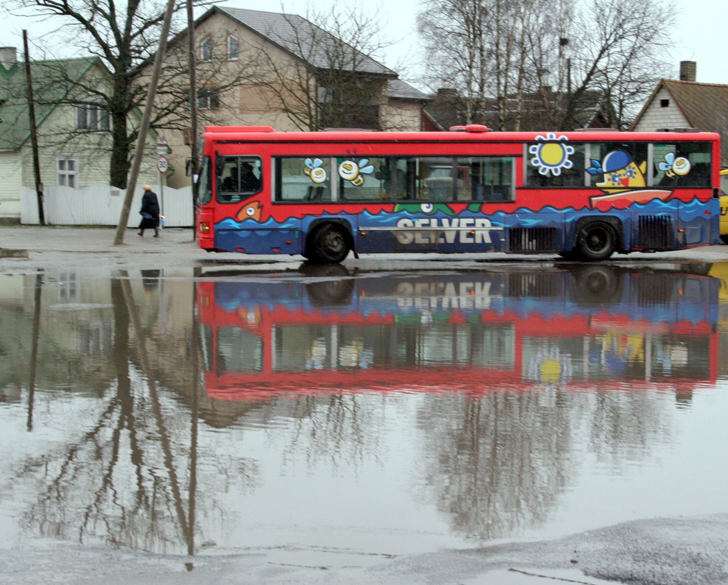 Pärnu linn hakkab bussidele kleebitava reklaami eest järgmisel aastal kõrgemat maksu kasserima.