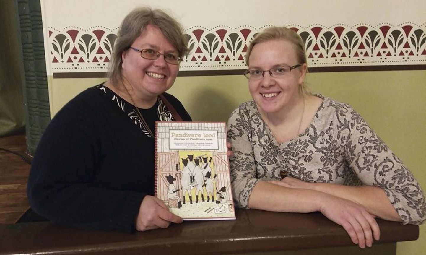 Annika Michelson (vasakul) ja Marju Metsman trükisooja raamatuga “Pandivere lood”.