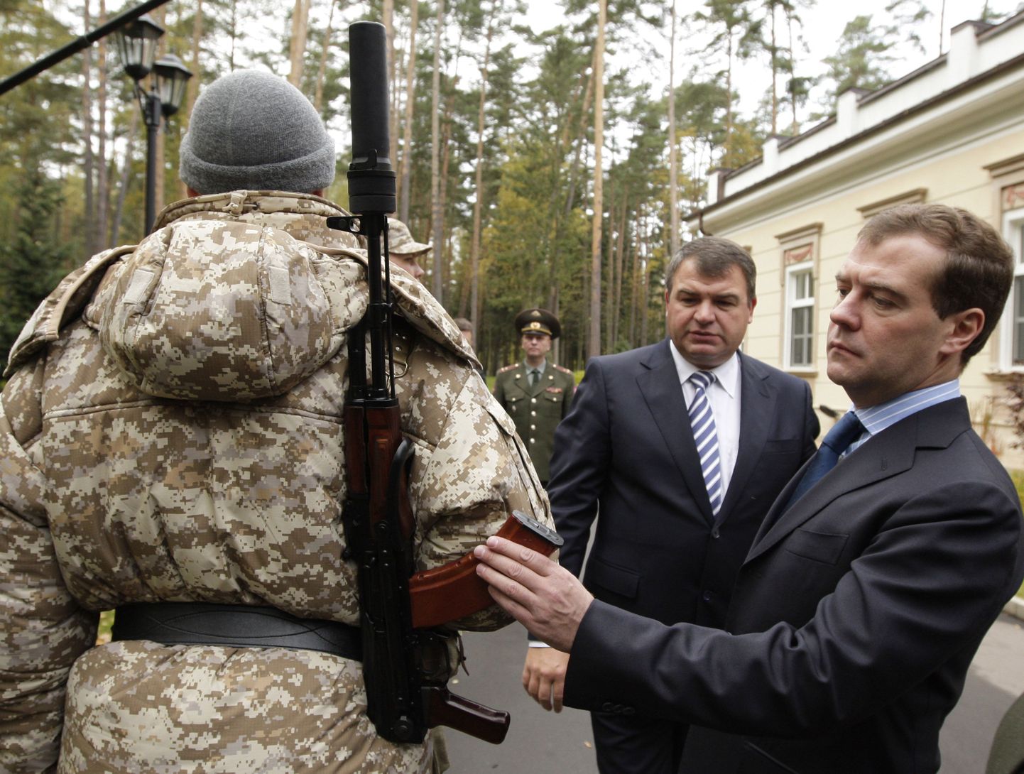 Kaitseminister Anatoli Serdjukov ja president Dmitri Medvedev (paremal) uurivad Vene sõjaväelase varustust.