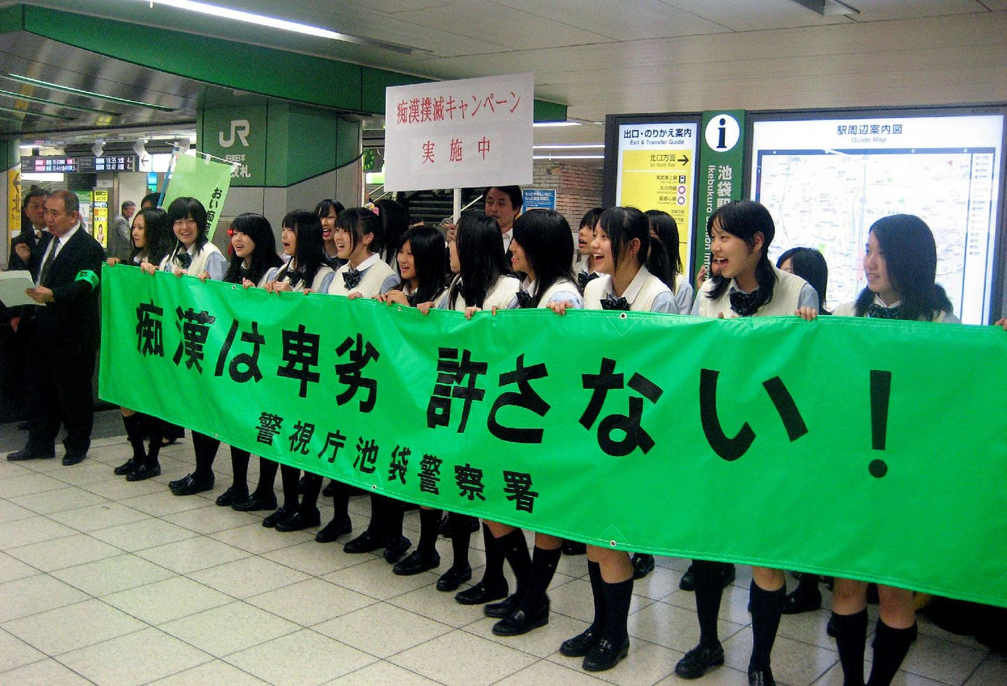 Noored jaapanlannad nõuavad, et politsei paneks ühistranspordis käperdamisele piiri