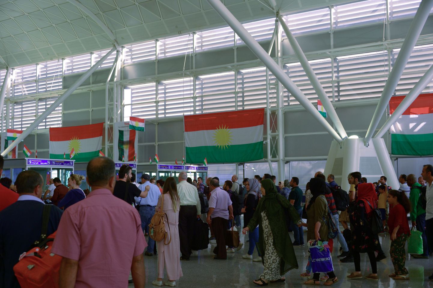 Kurdistani lipud Arbīli lennujaamas.