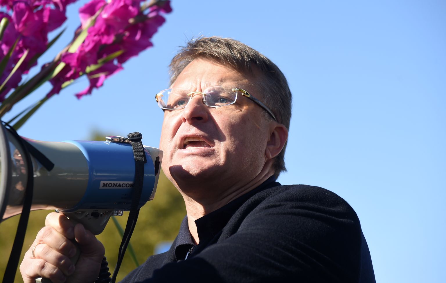 Partijas "Latvija pirmajā vietā" līderis Ainārs Šlesers uzrunā klātesošos partijas organizētajā pasākumā par brīvprātīgu vakcināciju 11.novembra krastmalā