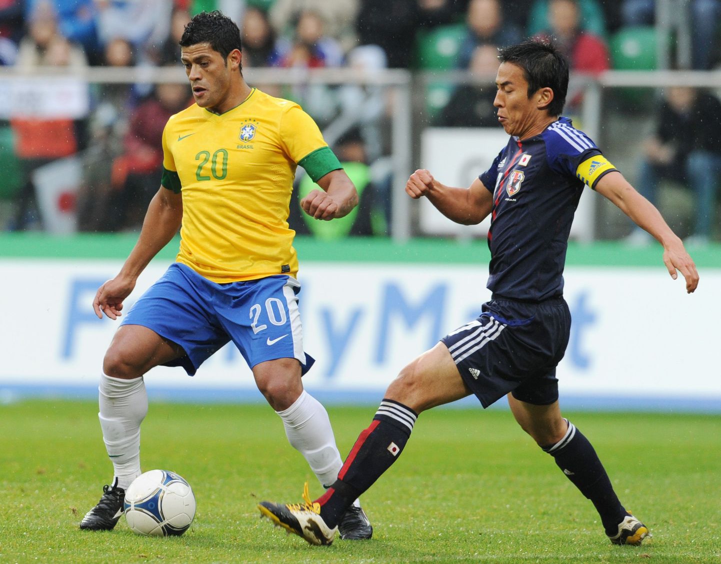 Brasiilia jalgpallur Hulk (vasakul).