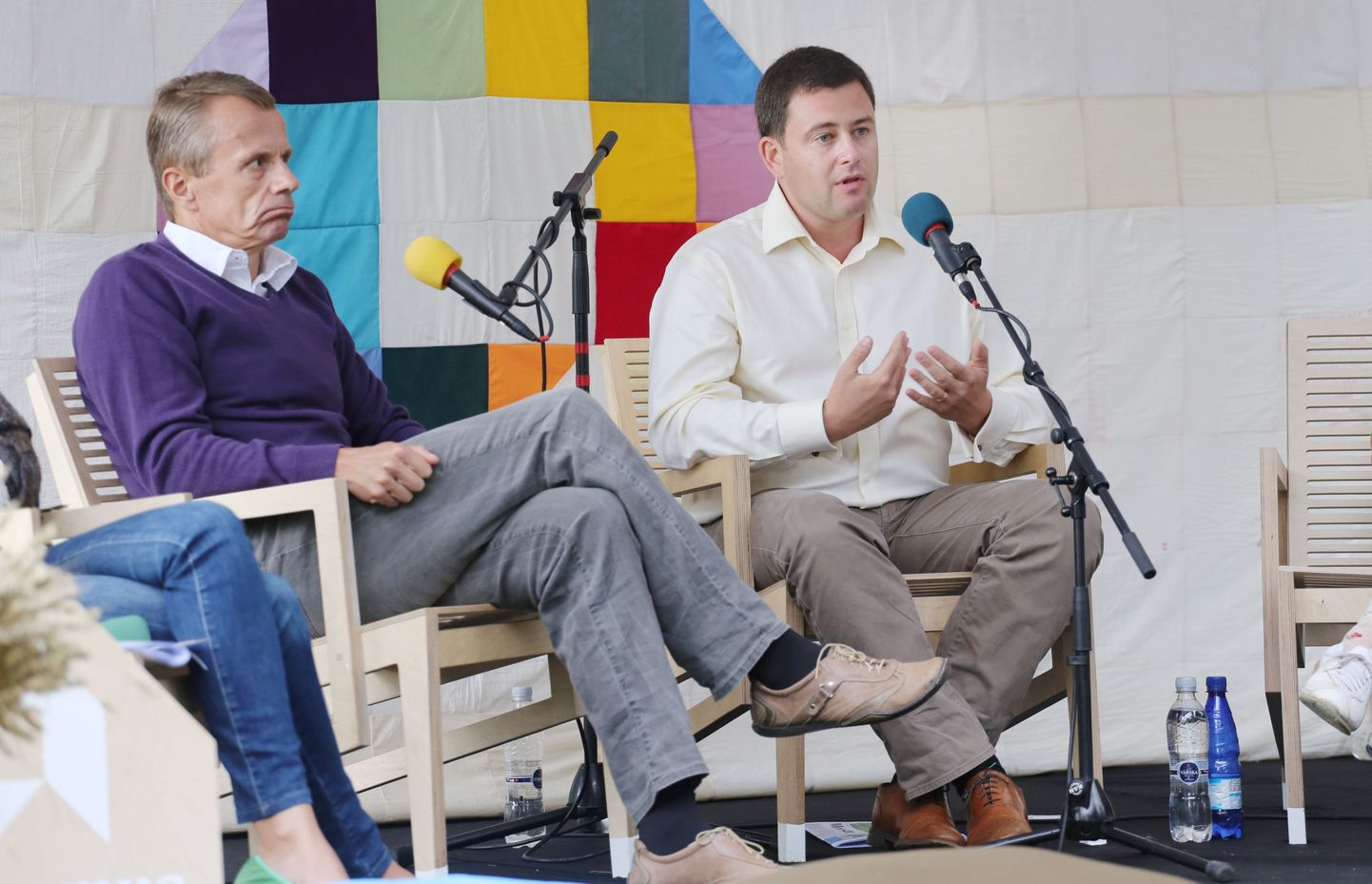 Robert Kitt (paremal) koos rahandusminister Jürgen Ligiga Paide arvamusvestivalil.
