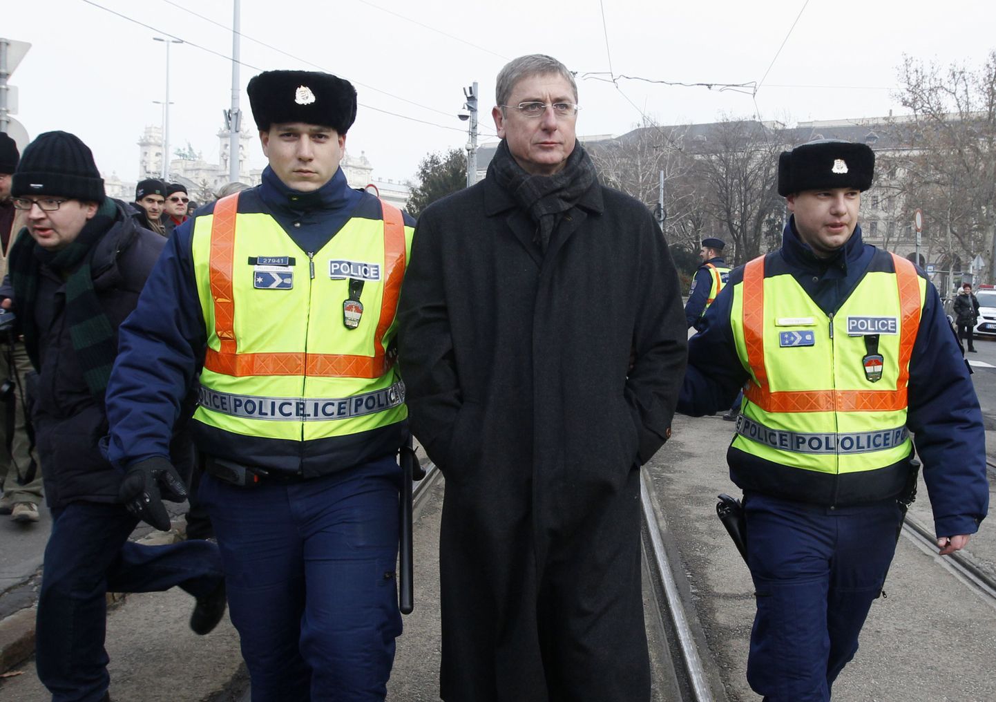 Politseinikud täna endist Ungari peaministrit Ferenc Gyurcsány meeleavalduselt minema eskortimas.