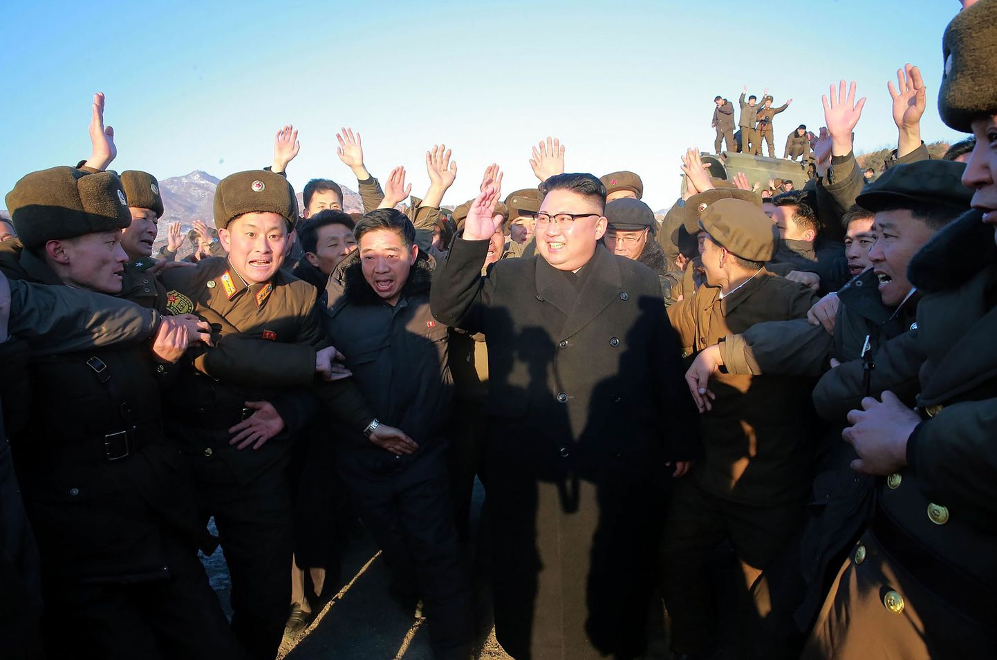 Põhja-Korea liider Kim Jong-un (keskel) raketikatsetuse päeval sõjaväelaste kesksel.