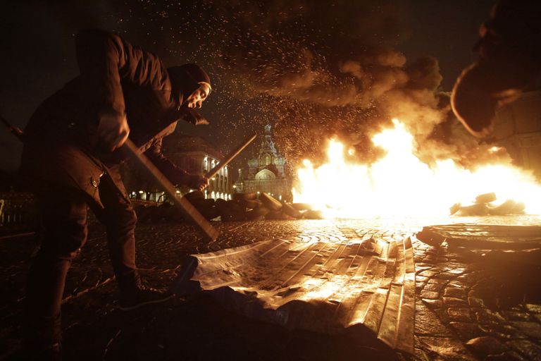 2014. aastal korraldas Pavlenski Peterburis performance' i pealkirjaga «Vabadus», millega ta avaldas toetust Ukraina Maidani protestijatele. Foto: REUTERS/Maxim Zmeyev/Scanpix