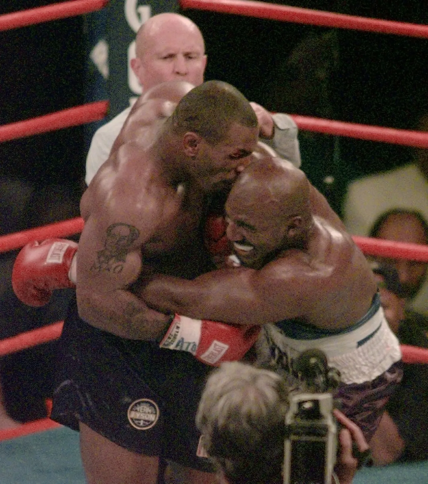 Mike Tyson (vasakul) hammustamas Evander Holyfieldi kõrva