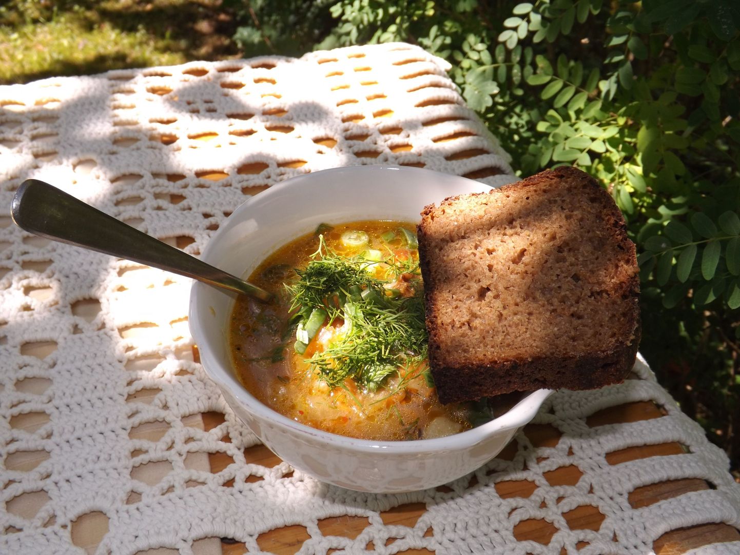 Какое удовольствие съесть такую миску супа с лисичками и с теплым домашним хлебом, да на свежем воздухе!