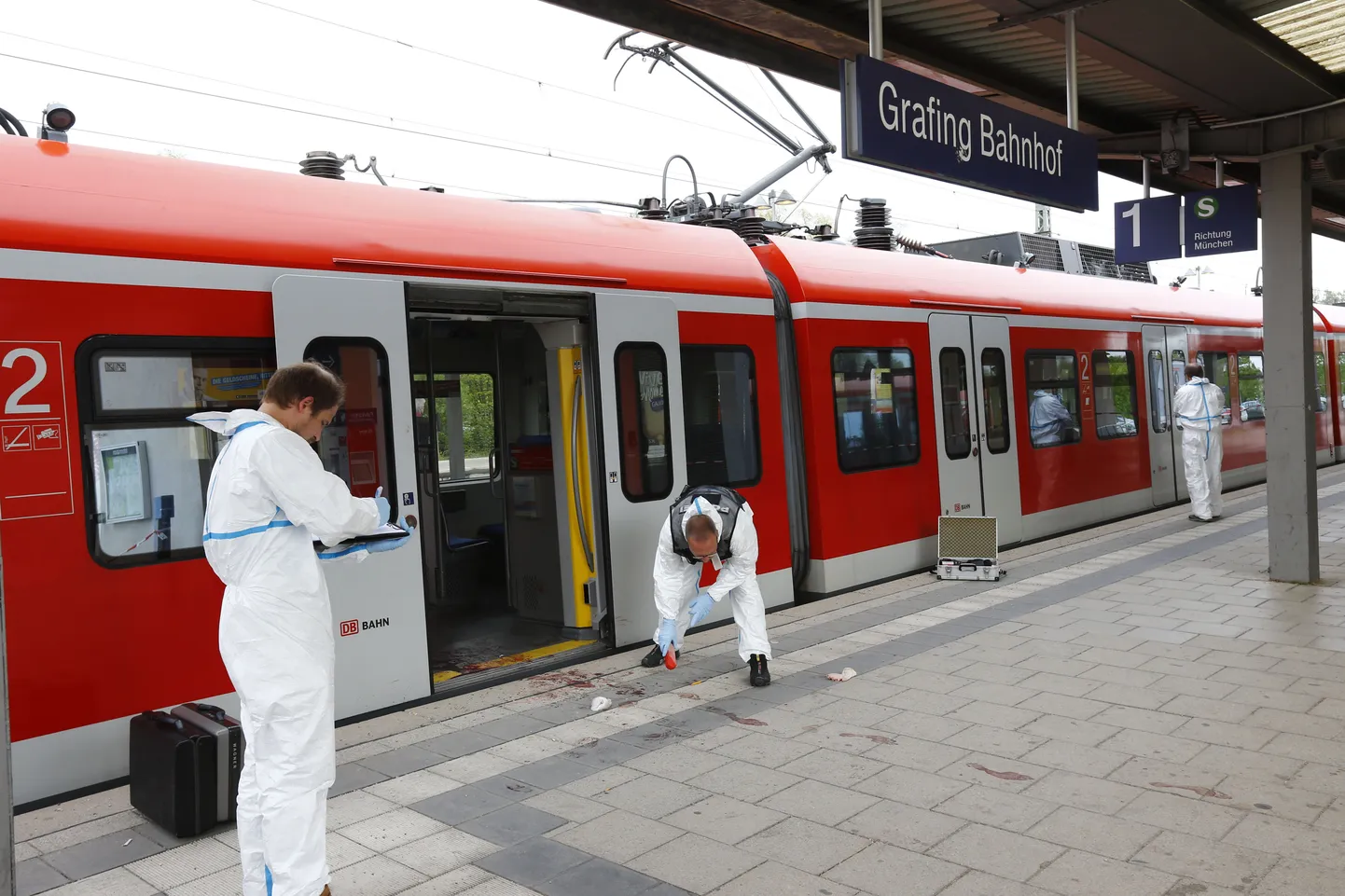 Politseiuurijad inspekteerimas sündmuskohta Grafingi rongijaamas Müncheni lähistel.