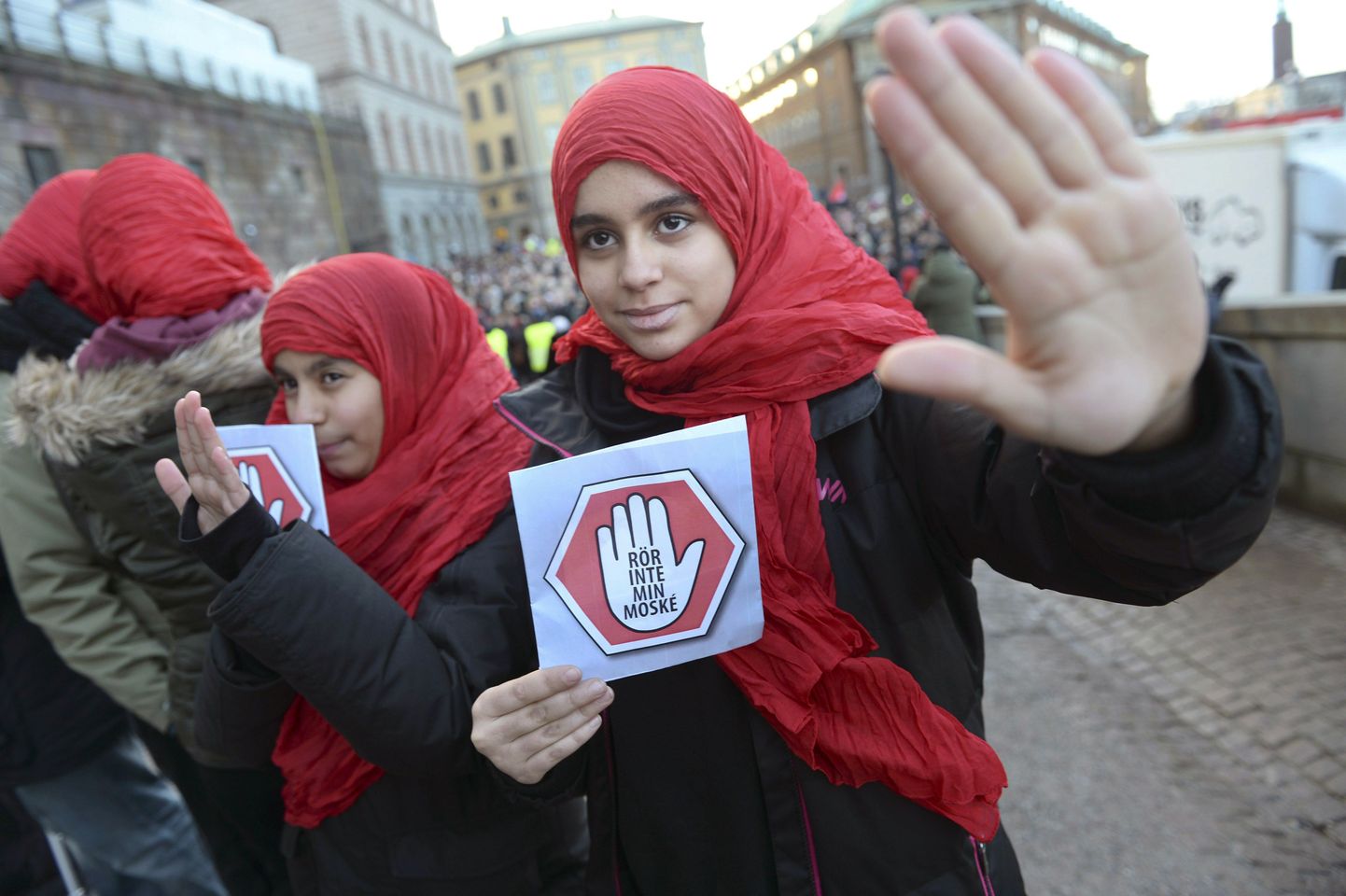 Rootsi noored moslemitüdrukud meeleavaldusel, millega paluti lõpetada mošeerünnakud.