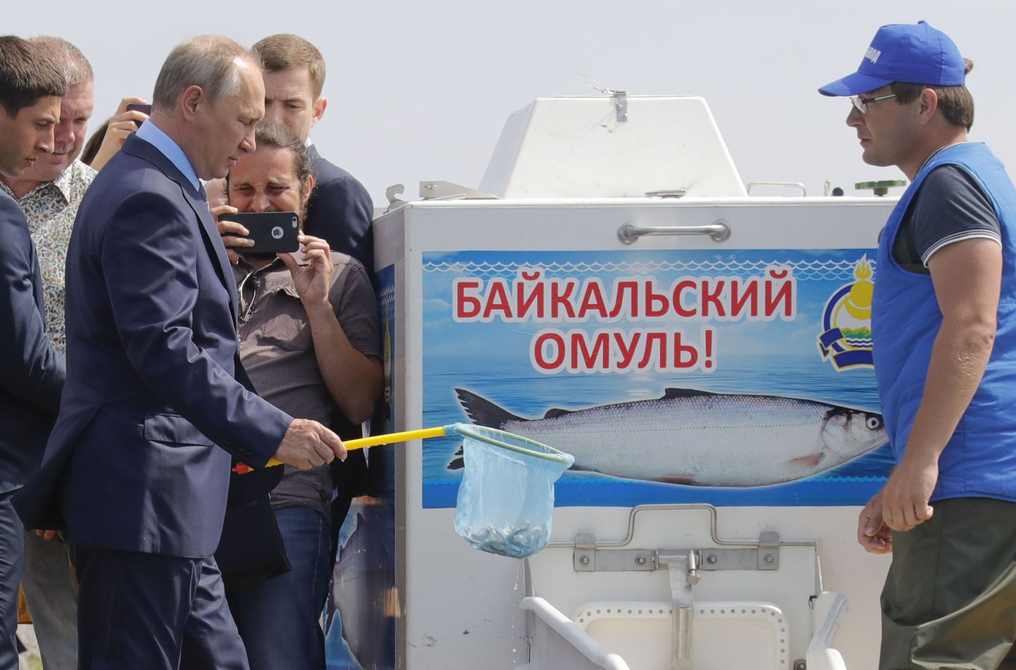Vladimir Putin laseb kalasid Baikalisse.