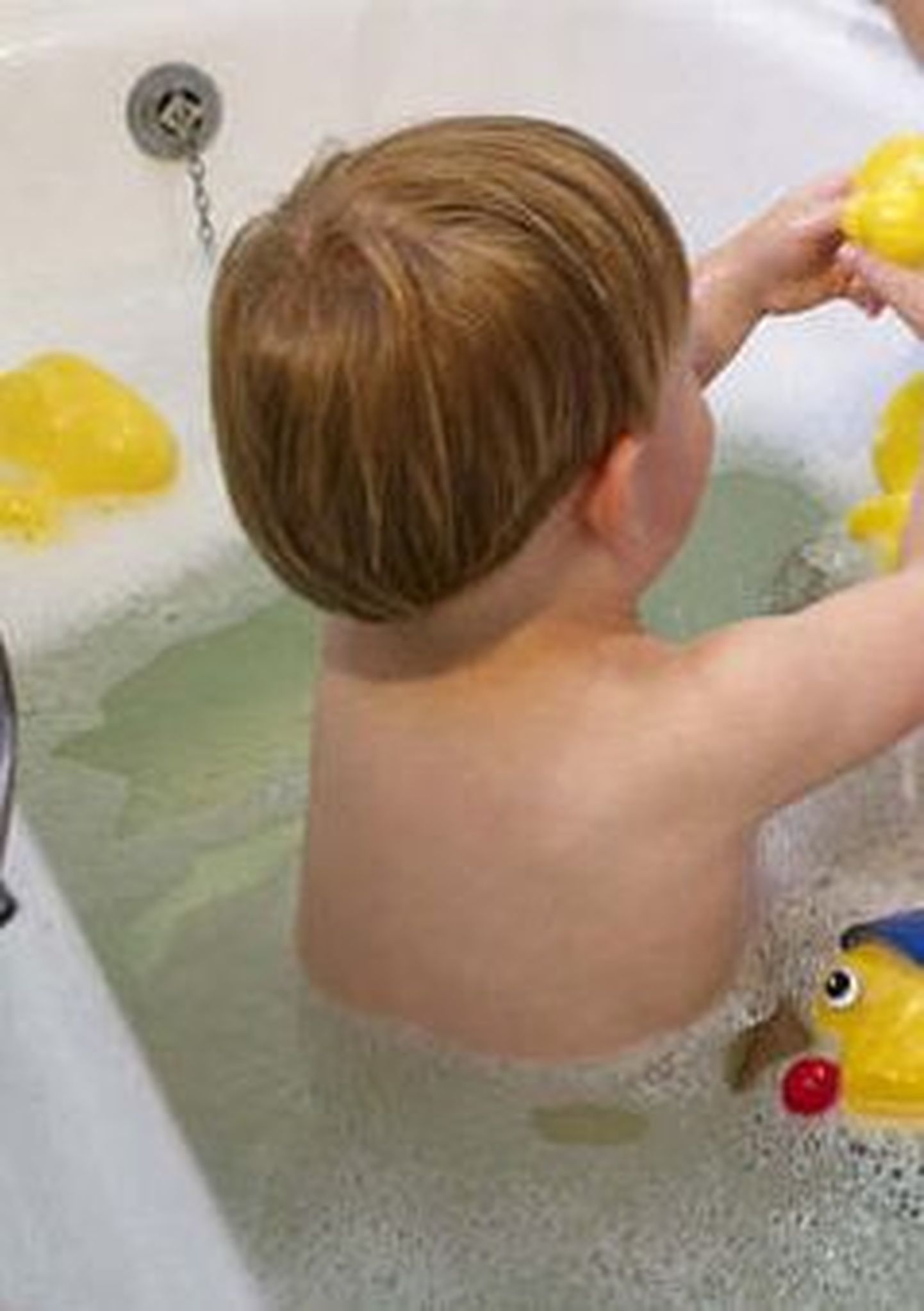 Uudishimulik kaheaastane käivitas vannitoa hävingu, kui tema käsi vanni äravoolutorusse kinni jäi