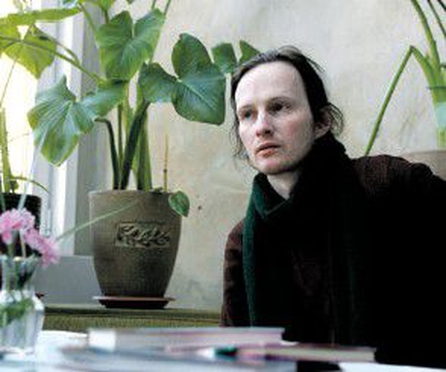 Kirjanik Mehis Heinsaar valis kohvikus vestlemiseks taimederohke nurga.