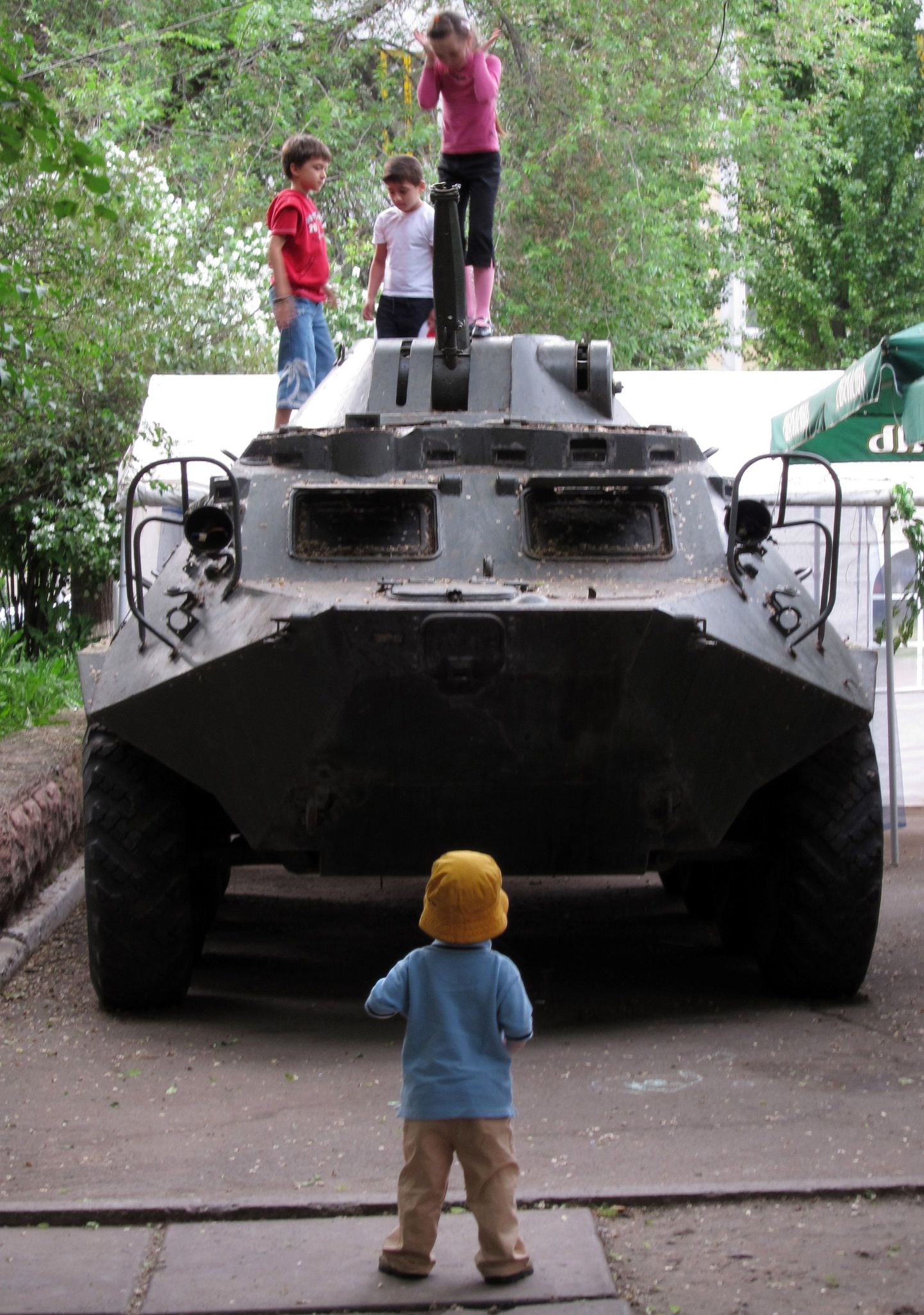 Moldova lapsed soomukil mängimas.