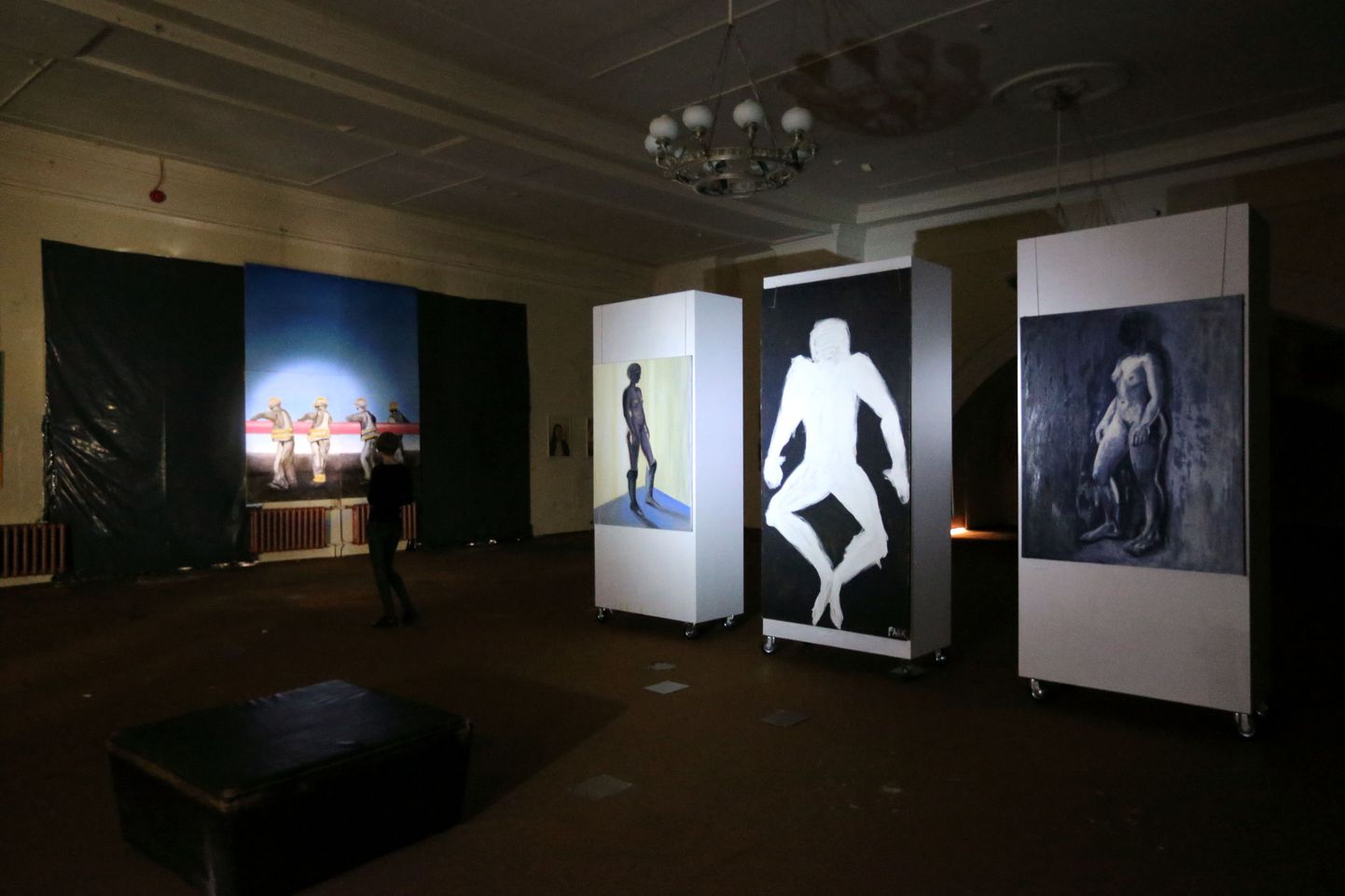 «Rõhkude vahel» on näitus väga hämaras ruumis, kus vaataja saab abiks võtta taskulambi, et maale valgustada.